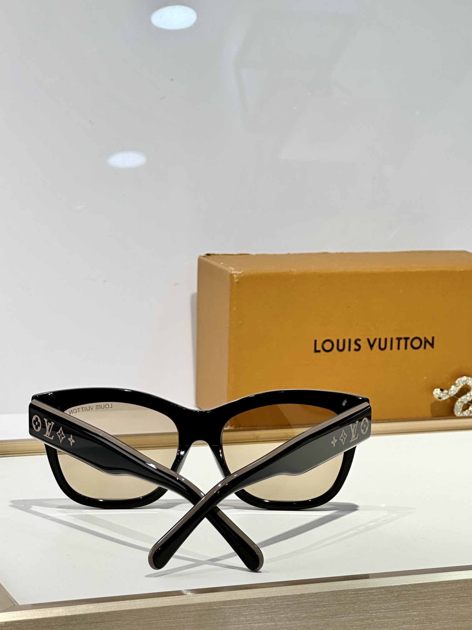  LOUIS VUITTO*
MOD：Z2645U
Size：54口18 145

