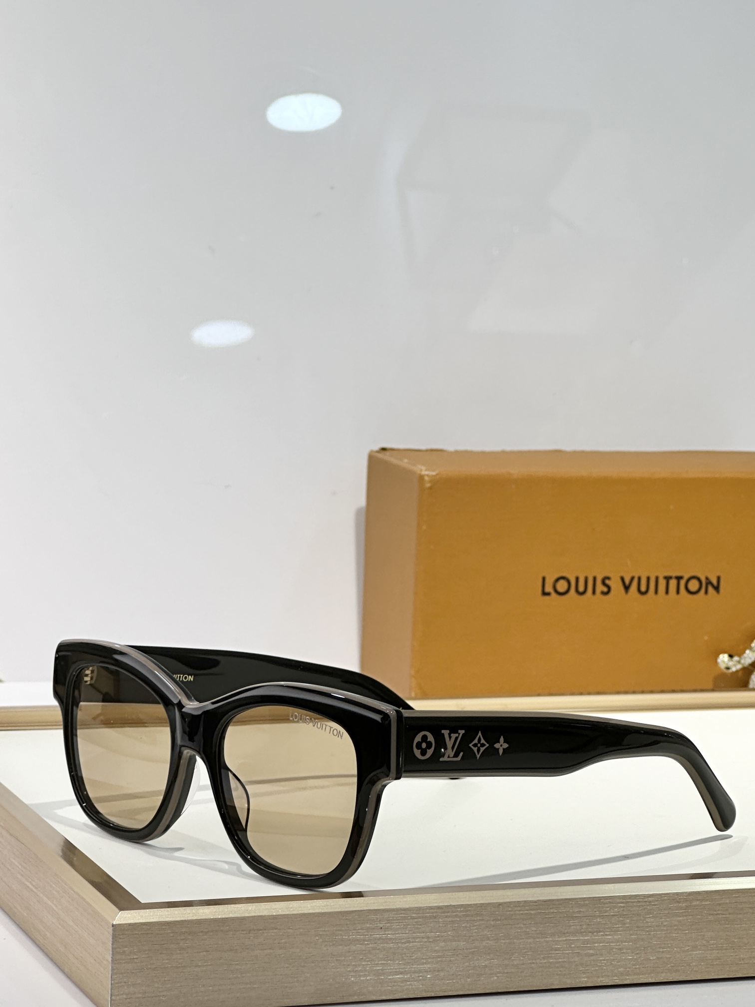  LOUIS VUITTO*
MOD：Z2645U
Size：54口18 145
