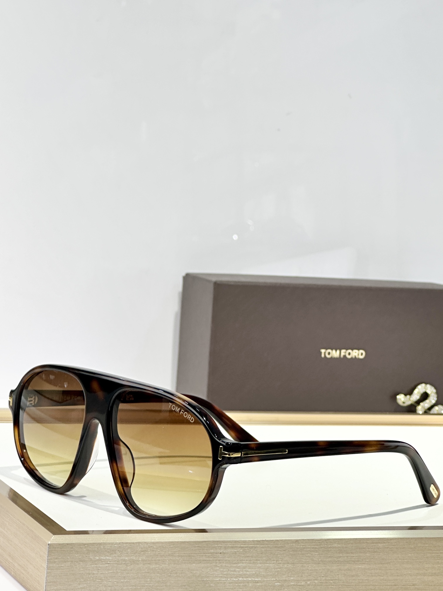 TOM FORD
MOD：FT1178
Size：58口16 145

