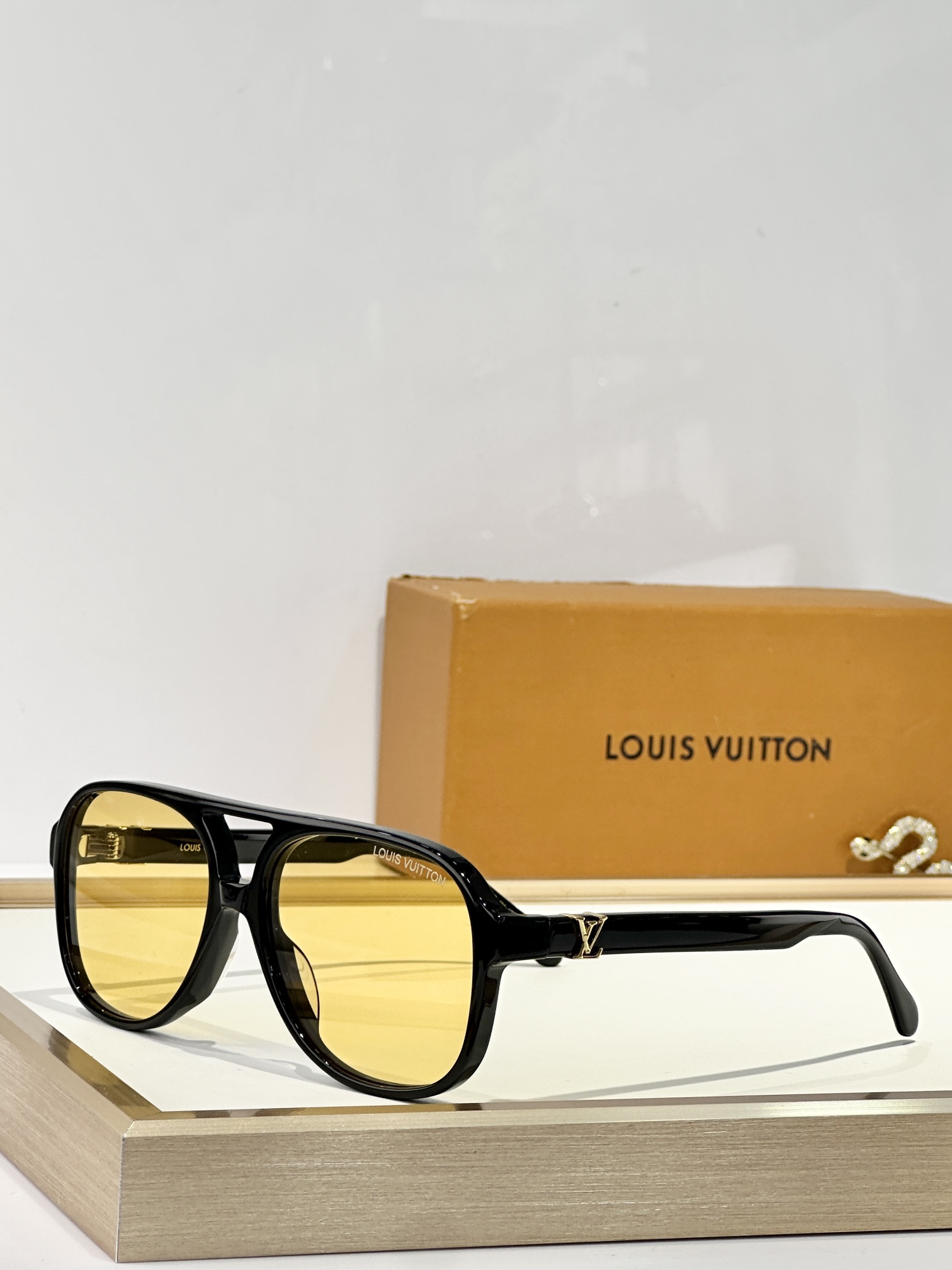  LOUIS VUITTO*
MOD：Z2866U
Size：59口17 145
