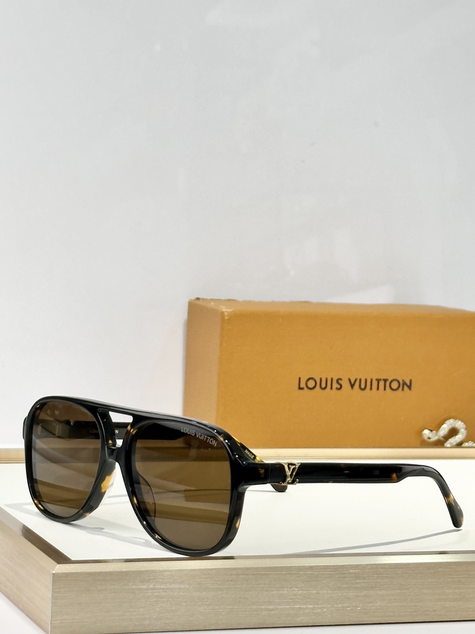  LOUIS VUITTO*
MOD：Z2866U
Size：59口17 145
