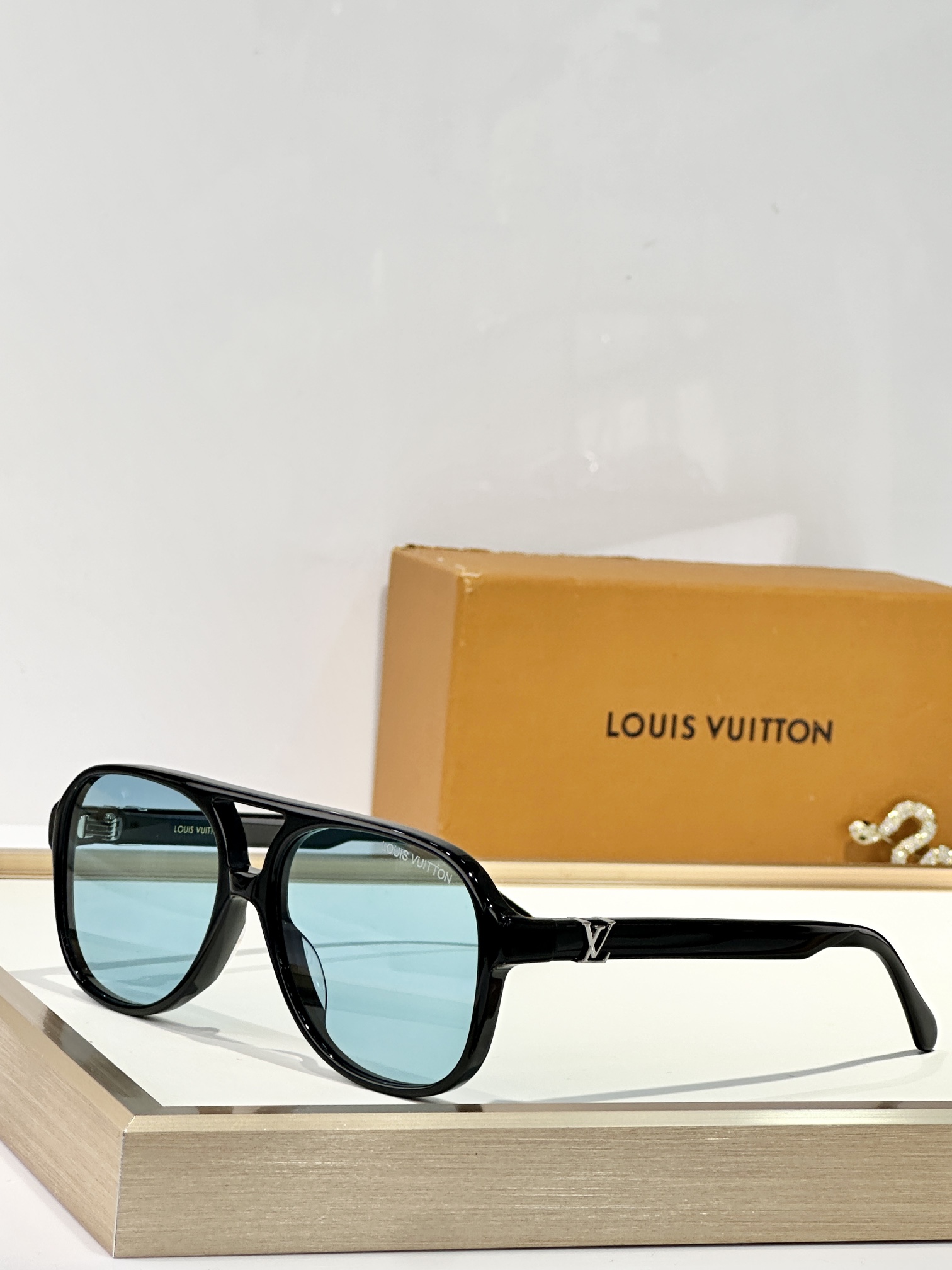  LOUIS VUITTO*
MOD：Z2866U
Size：59口17 145
