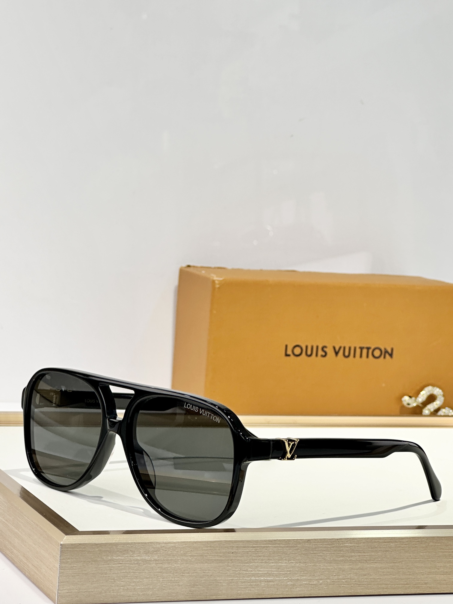  LOUIS VUITTO*
MOD：Z2866U
Size：59口17 145
