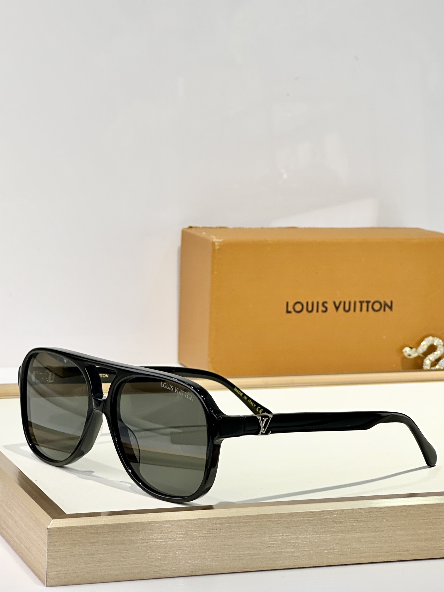  LOUIS VUITTO*
MOD：Z2866U
Size：59口17 145
