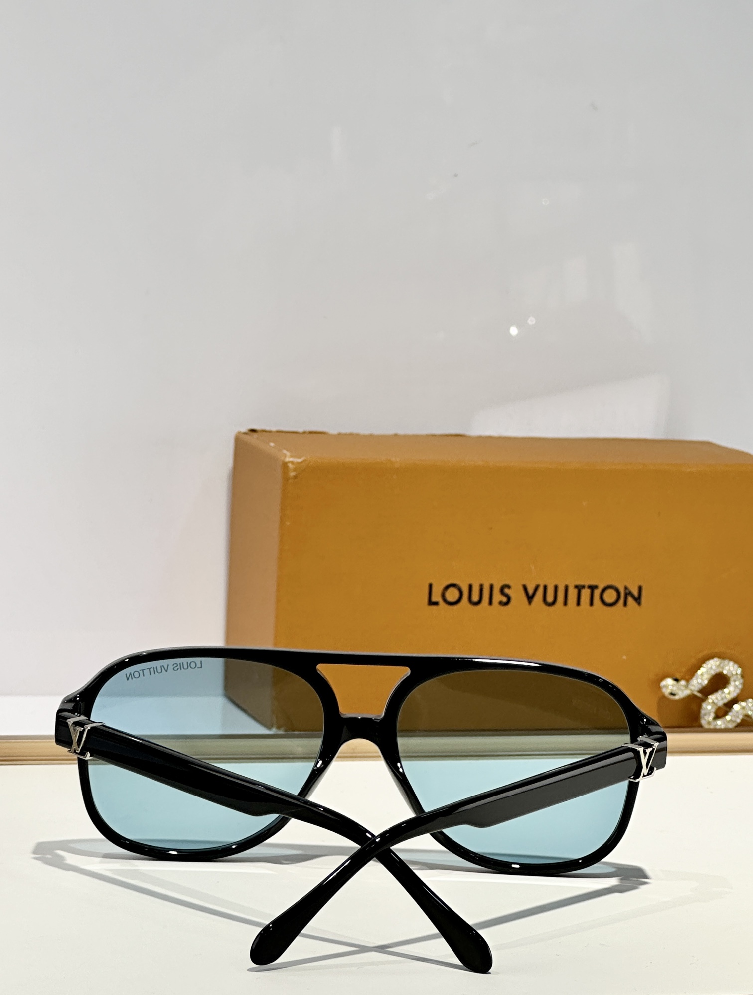  LOUIS VUITTO*
MOD：Z2866U
Size：59口17 145

