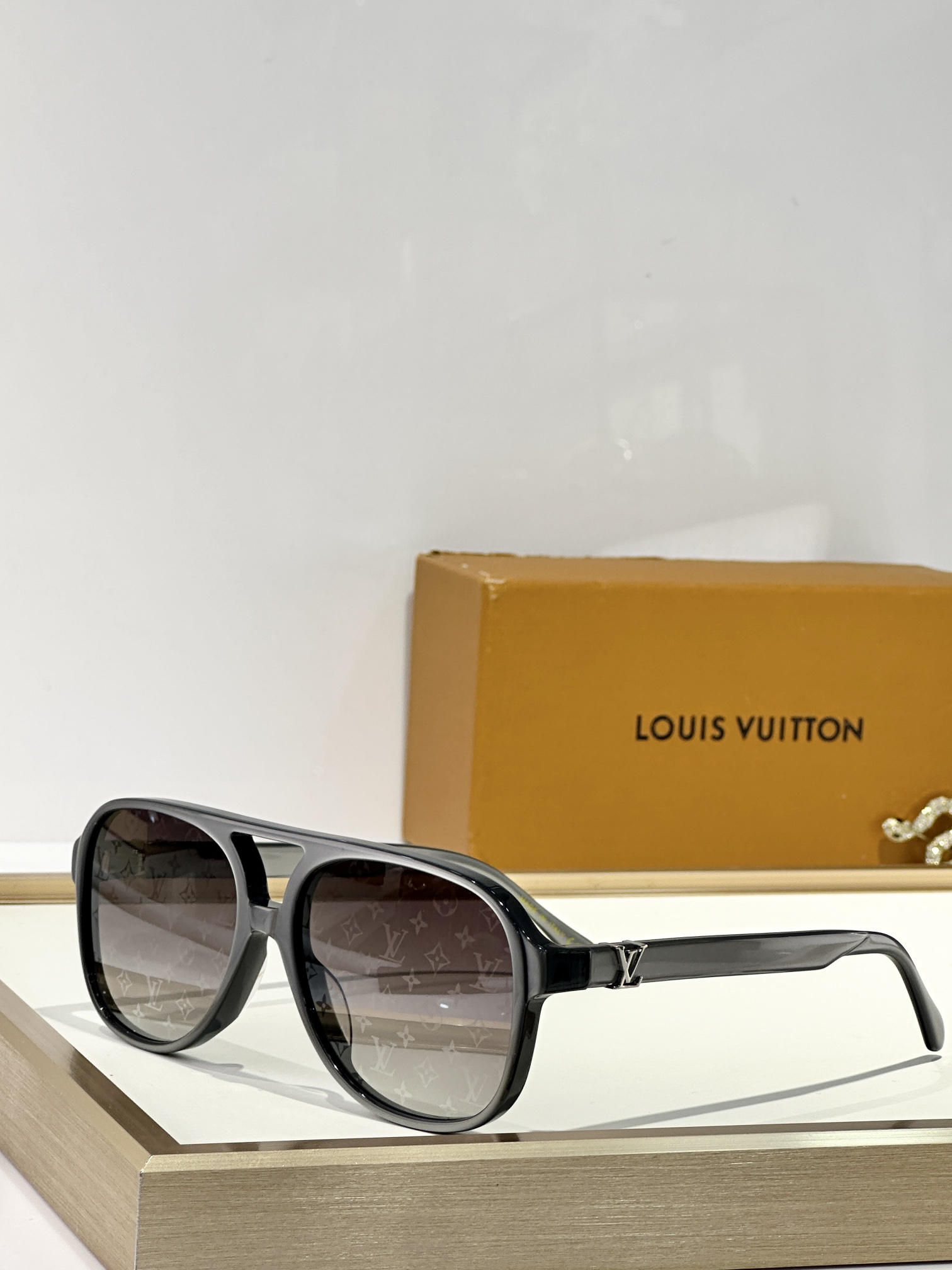 LOUIS VUITTO*
MOD：Z2866U
Size：59口17 145
