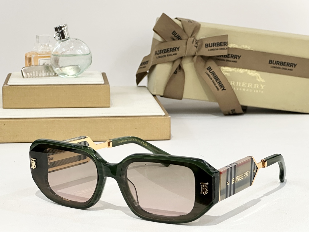  BURBERRY
MOD；BE6019
Size：65口15 143
