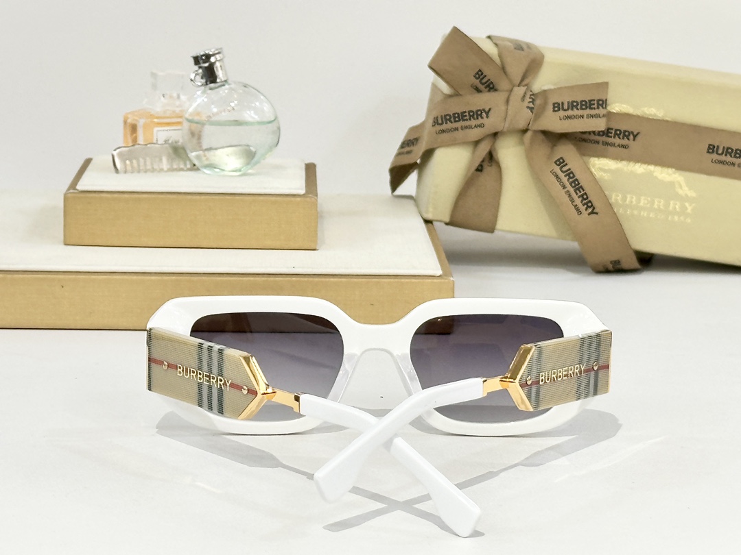  BURBERRY
MOD；BE6019
Size：65口15 143
