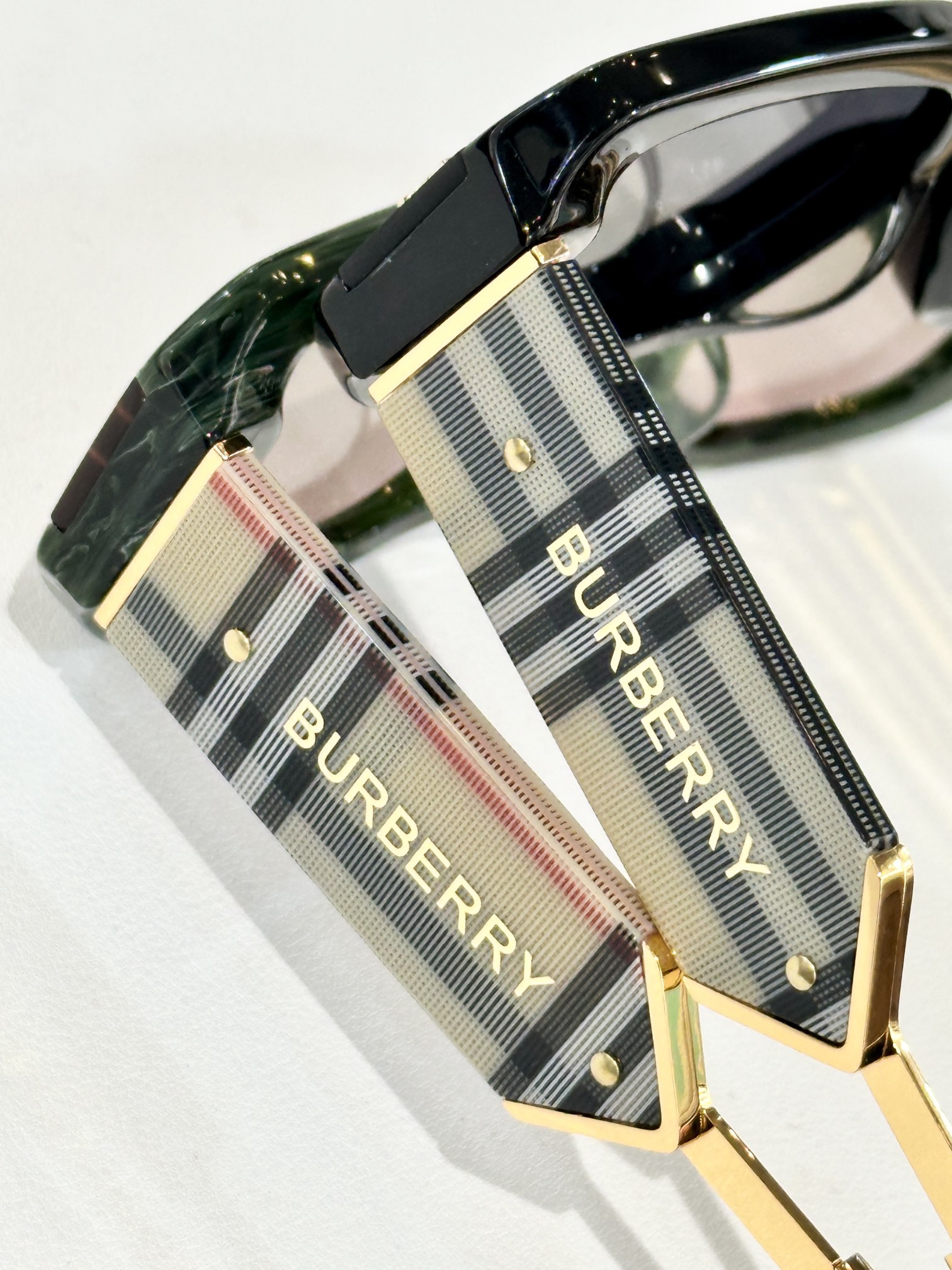  BURBERRY
MOD；BE6019
Size：65口15 143
