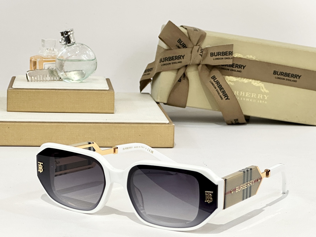  BURBERRY
MOD；BE6019
Size：65口15 143
