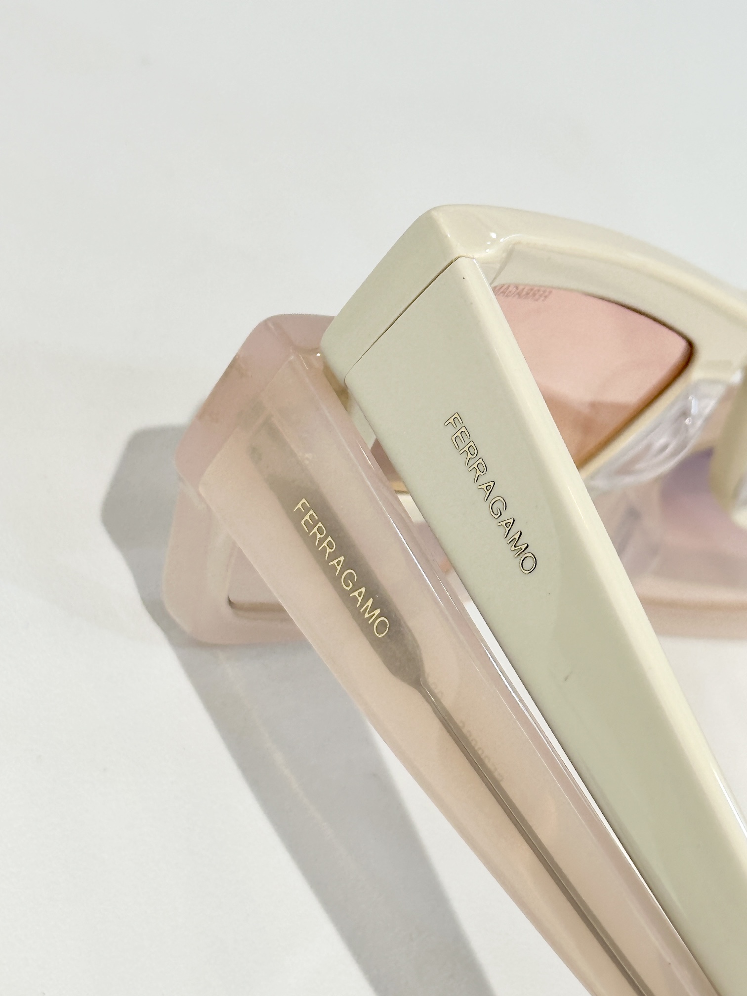  Ferragamo
MODEL：SF2006
SIZE：53口23-145
