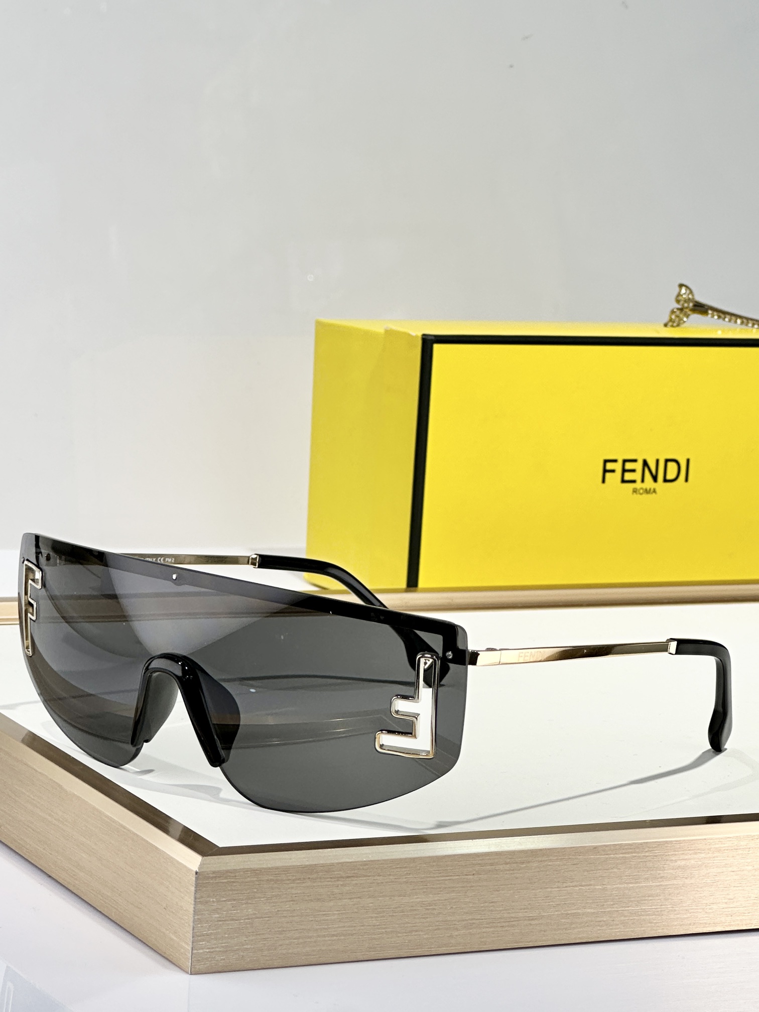  FENDI
MOD：FE40168U
Size：145口0 142
