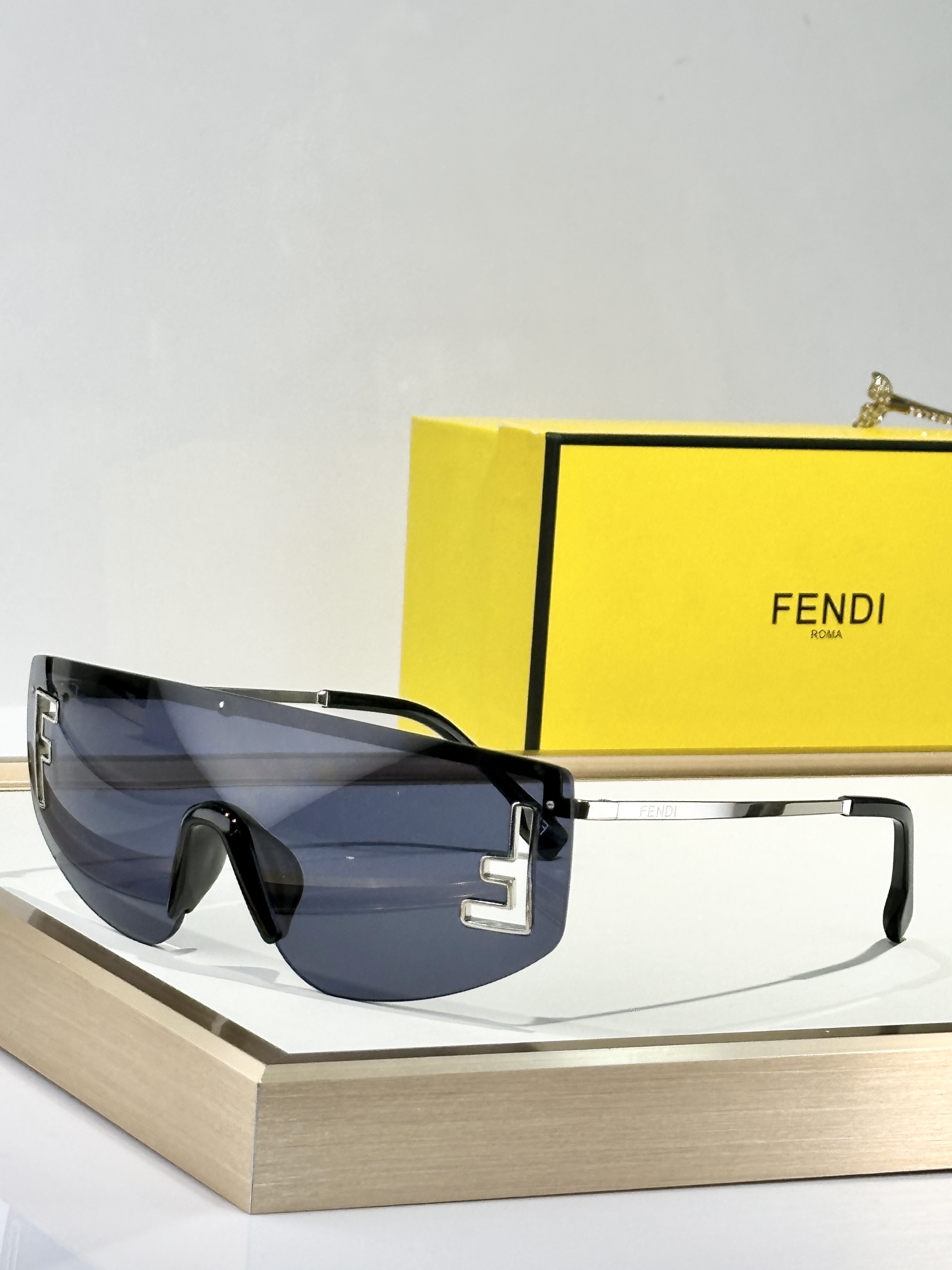  FENDI
MOD：FE40168U
Size：145口0 142
