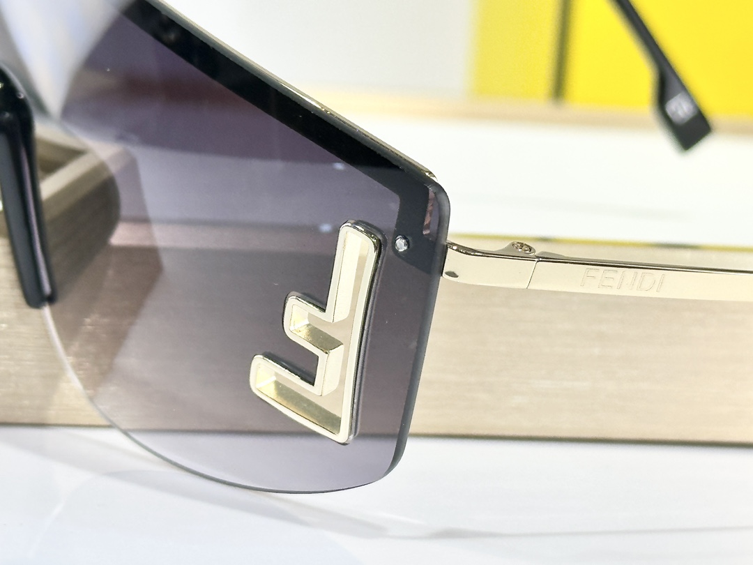  FENDI
MOD：FE40168U
Size：145口0 142
