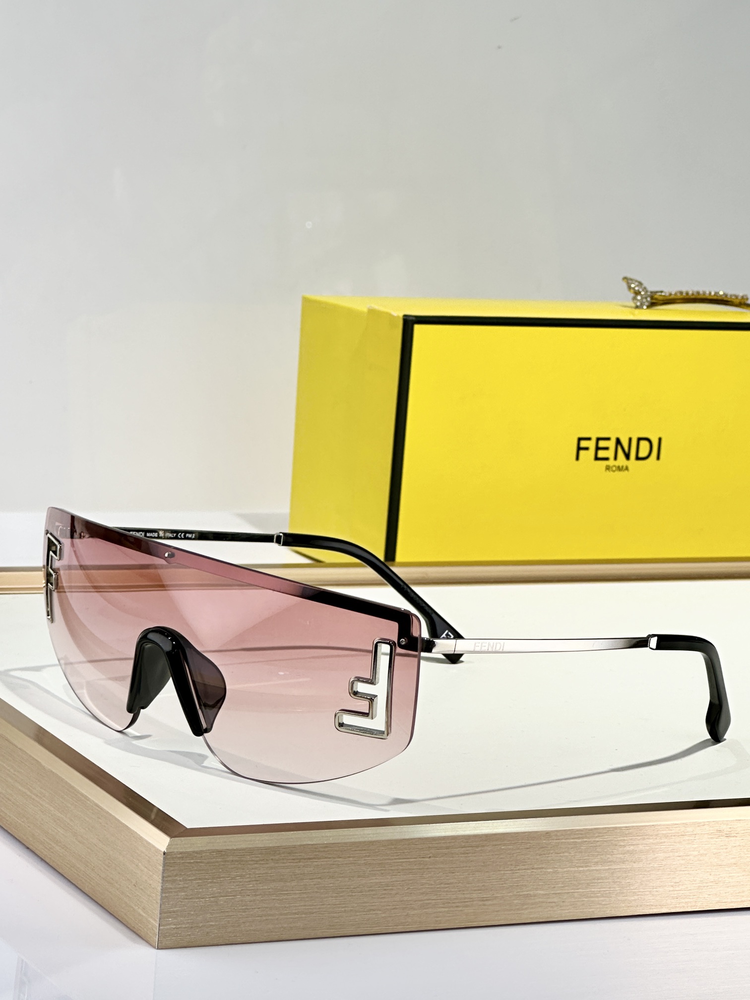  FENDI
MOD：FE40168U
Size：145口0 142
