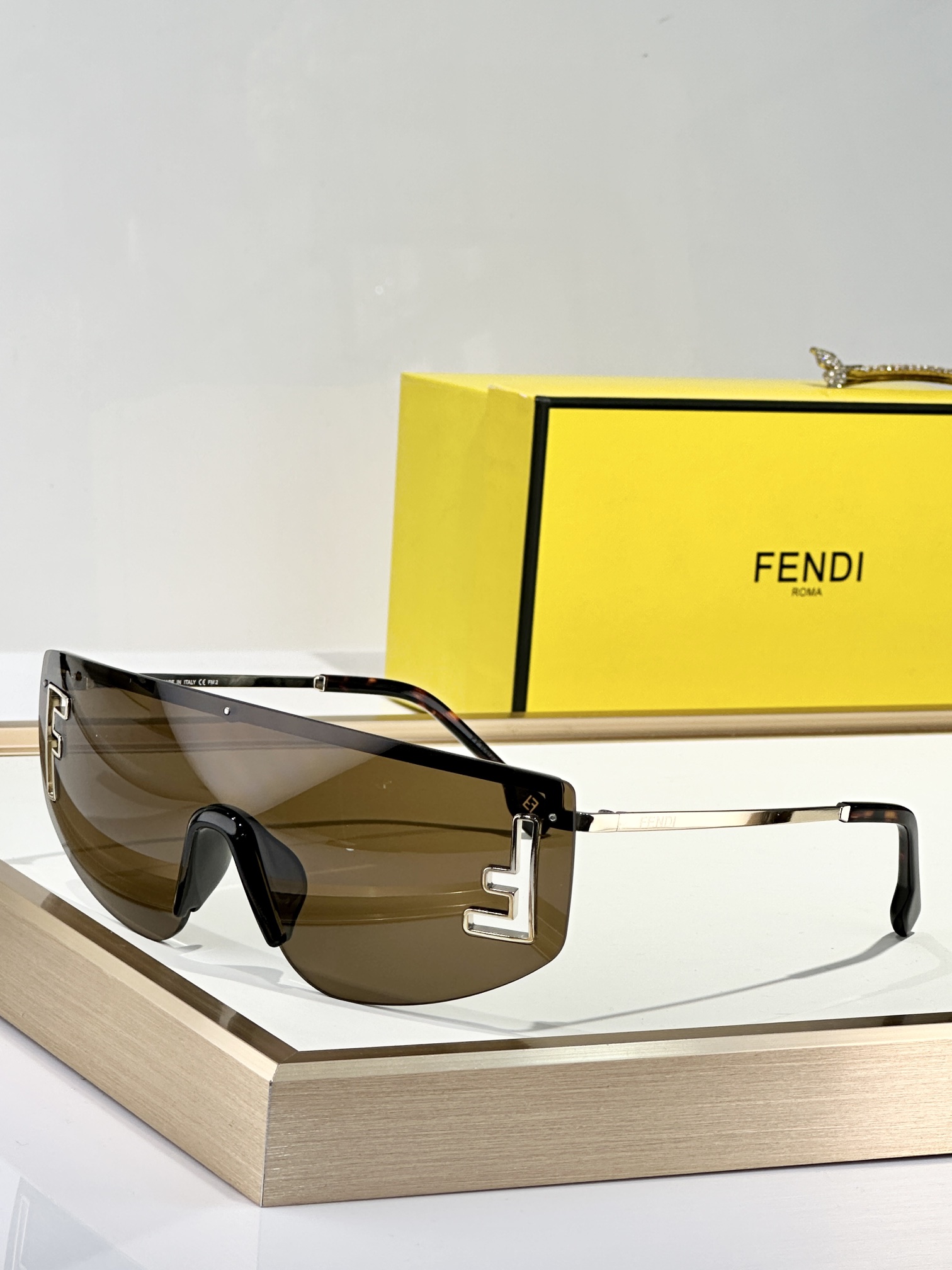  FENDI
MOD：FE40168U
Size：145口0 142
