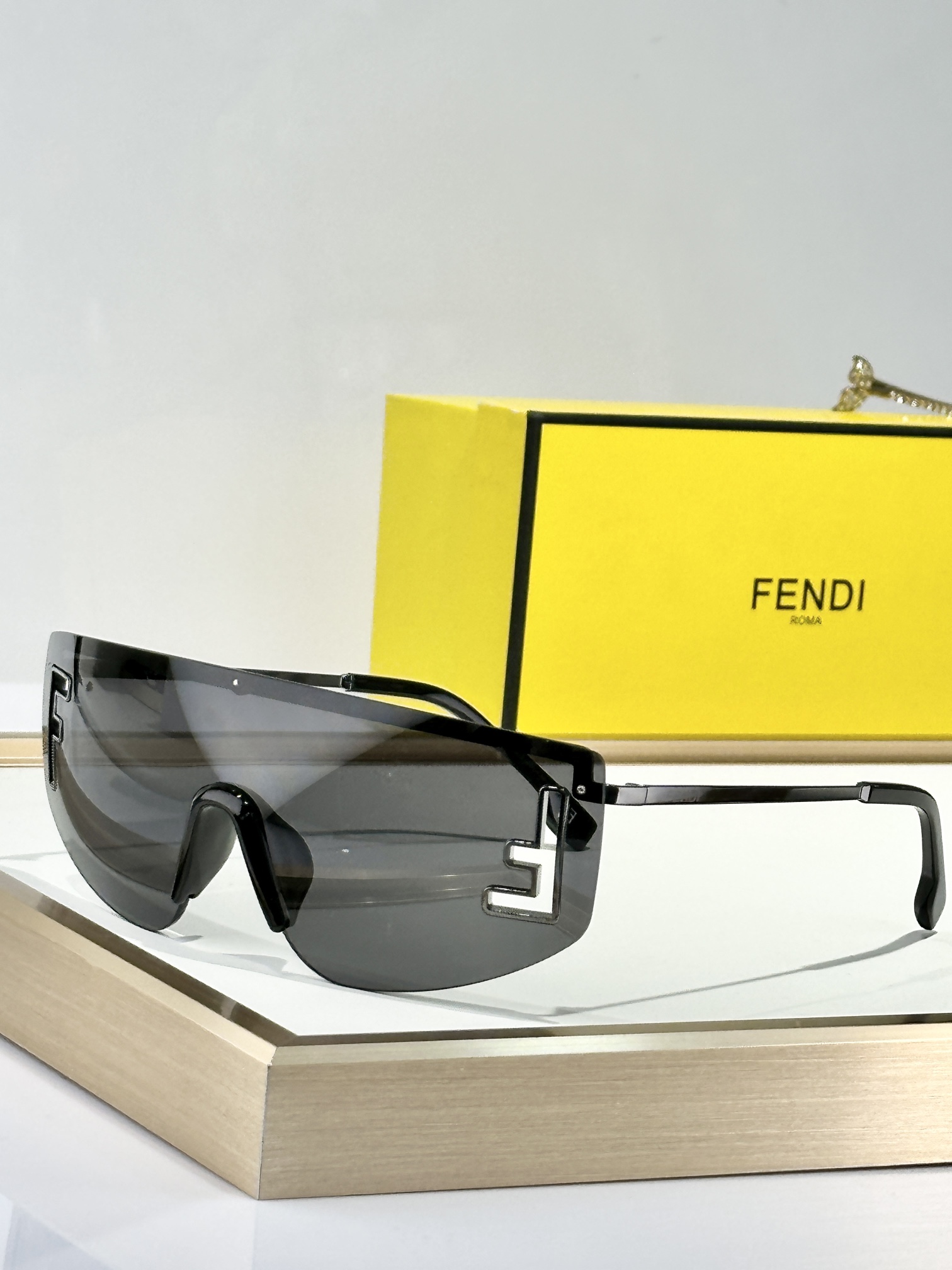  FENDI
MOD：FE40168U
Size：145口0 142
