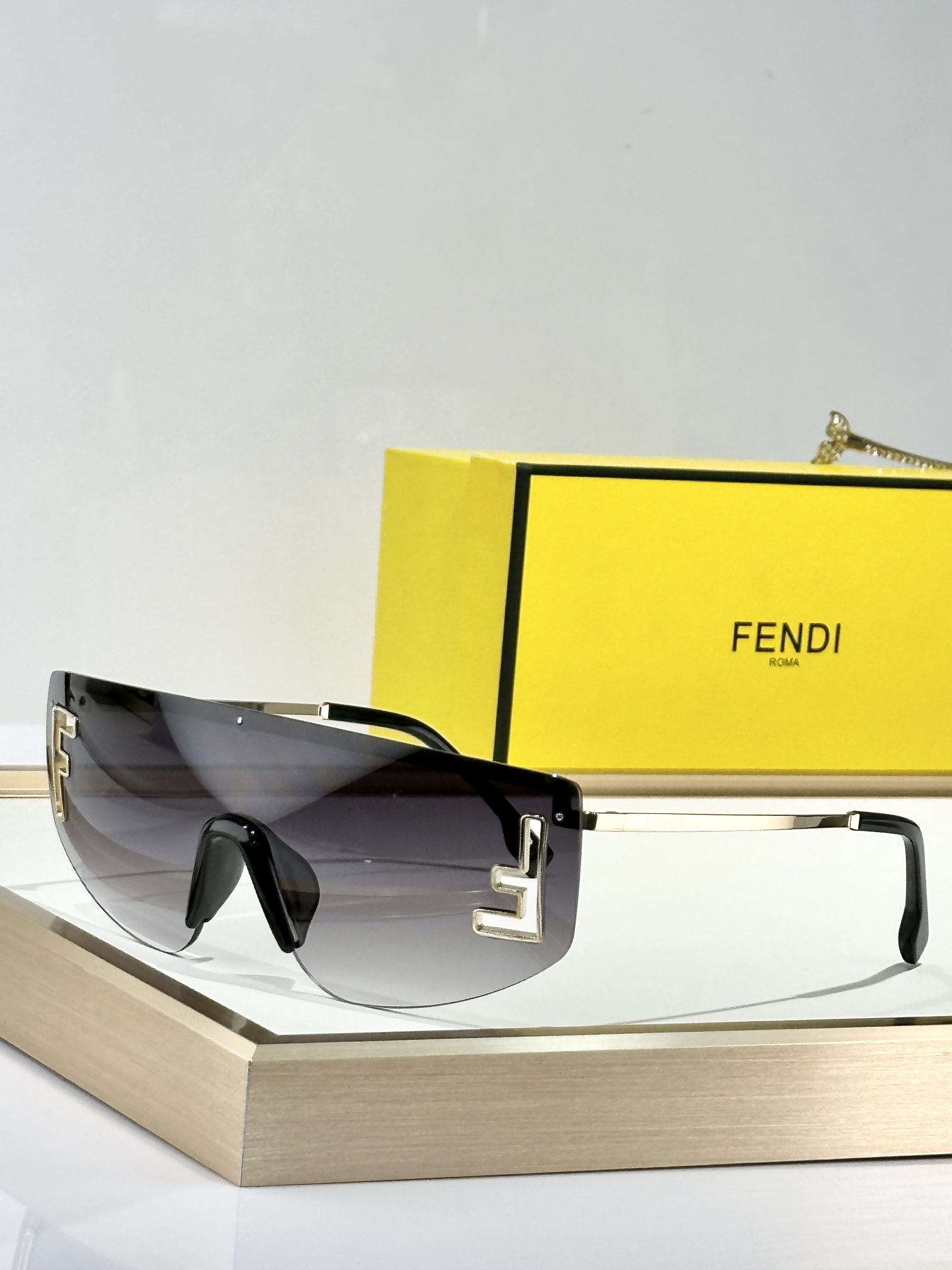  FENDI
MOD：FE40168U
Size：145口0 142
