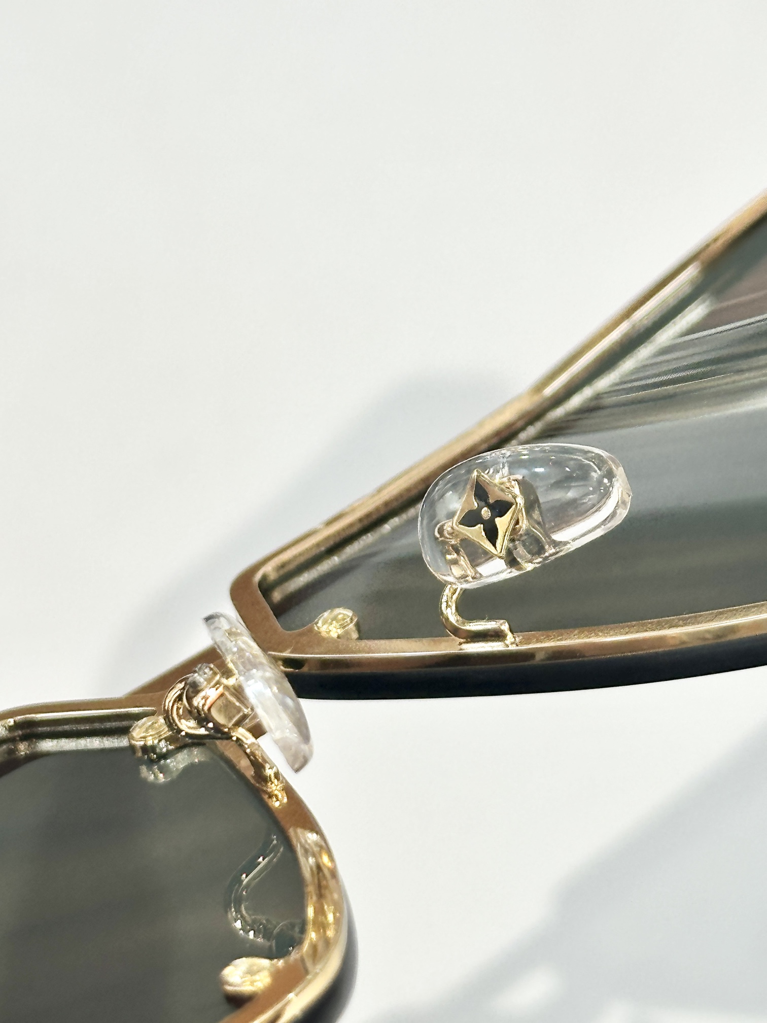  LOUIS VUITTO*
MOD：Z2615U
Size70口13 150
