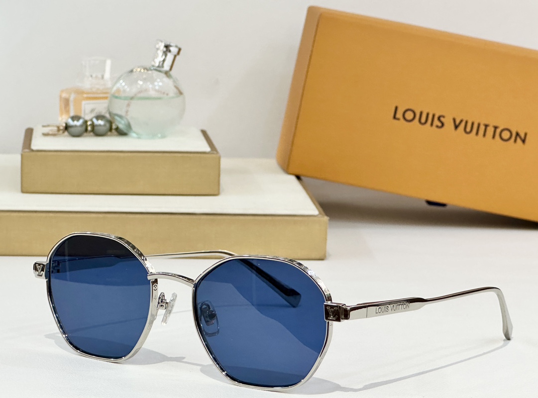  LOUIS VUITTON
MOD：Z2193U
Size：54口19 142

