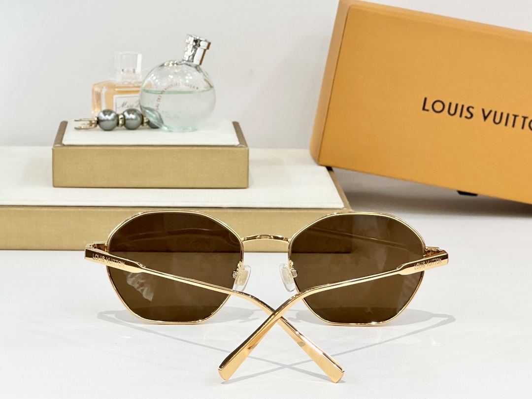  LOUIS VUITTON
MOD：Z2193U
Size：54口19 142


