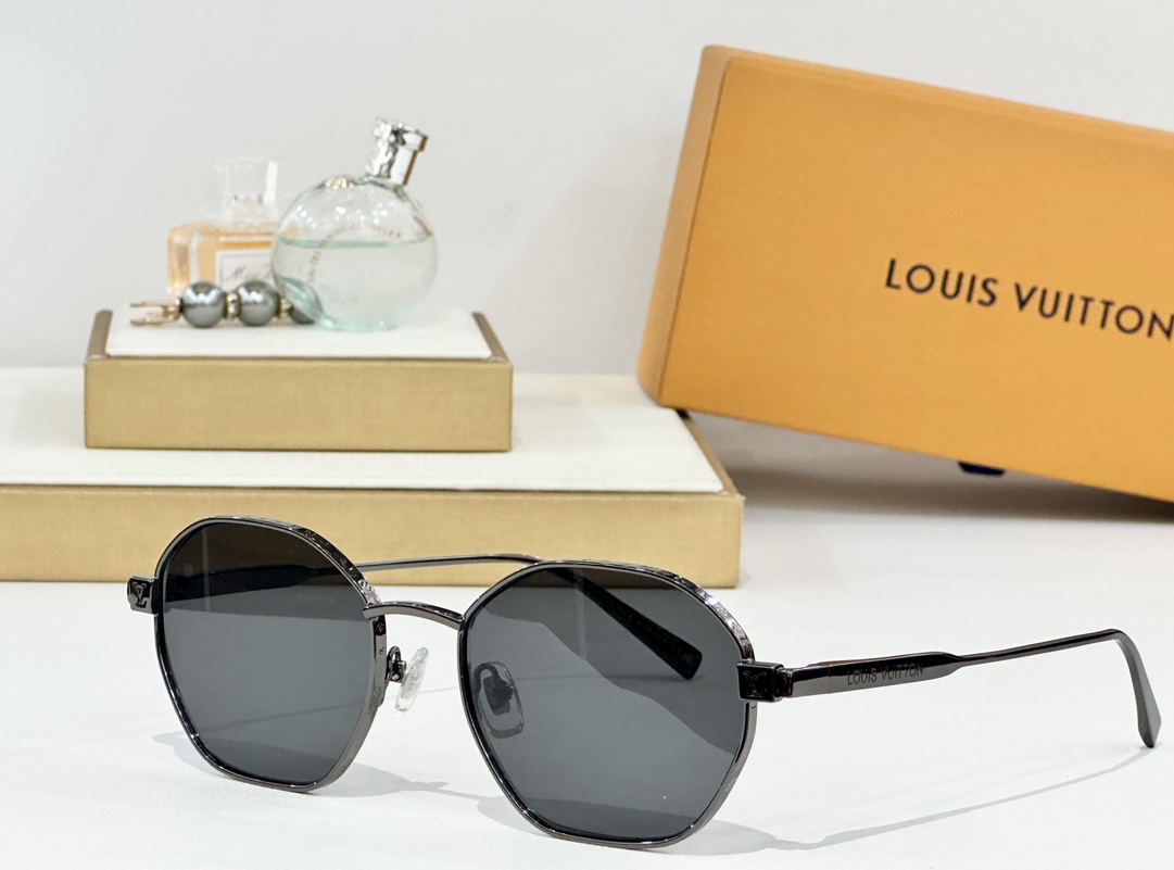  LOUIS VUITTON
MOD：Z2193U
Size：54口19 142

