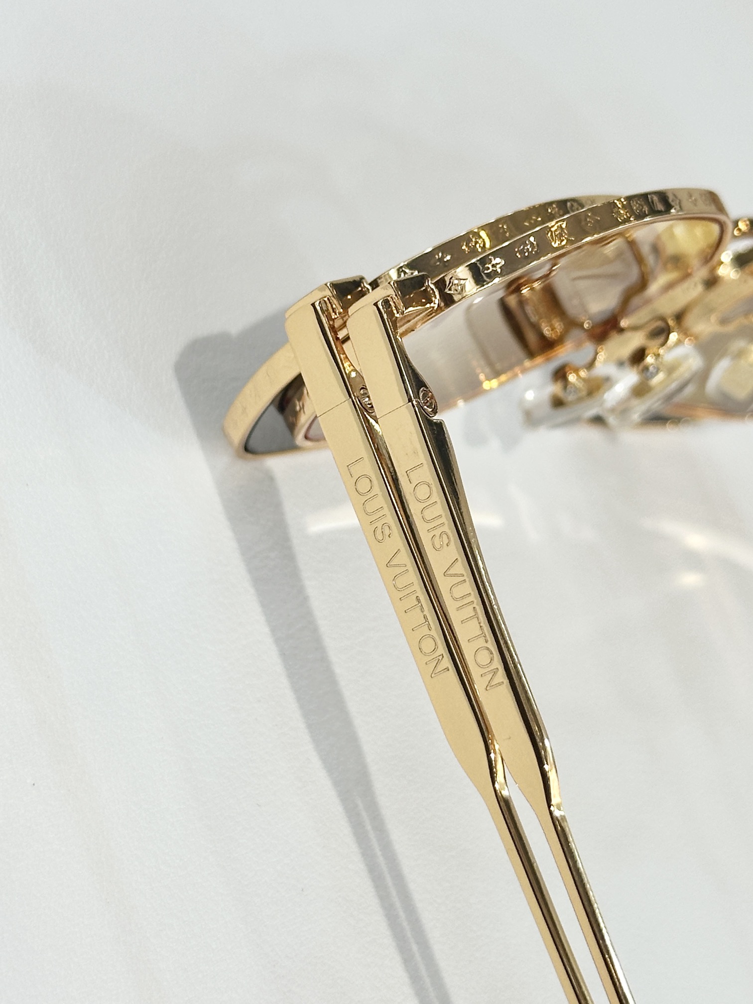  LOUIS VUITTON
MOD：Z2193U
Size：54口19 142
