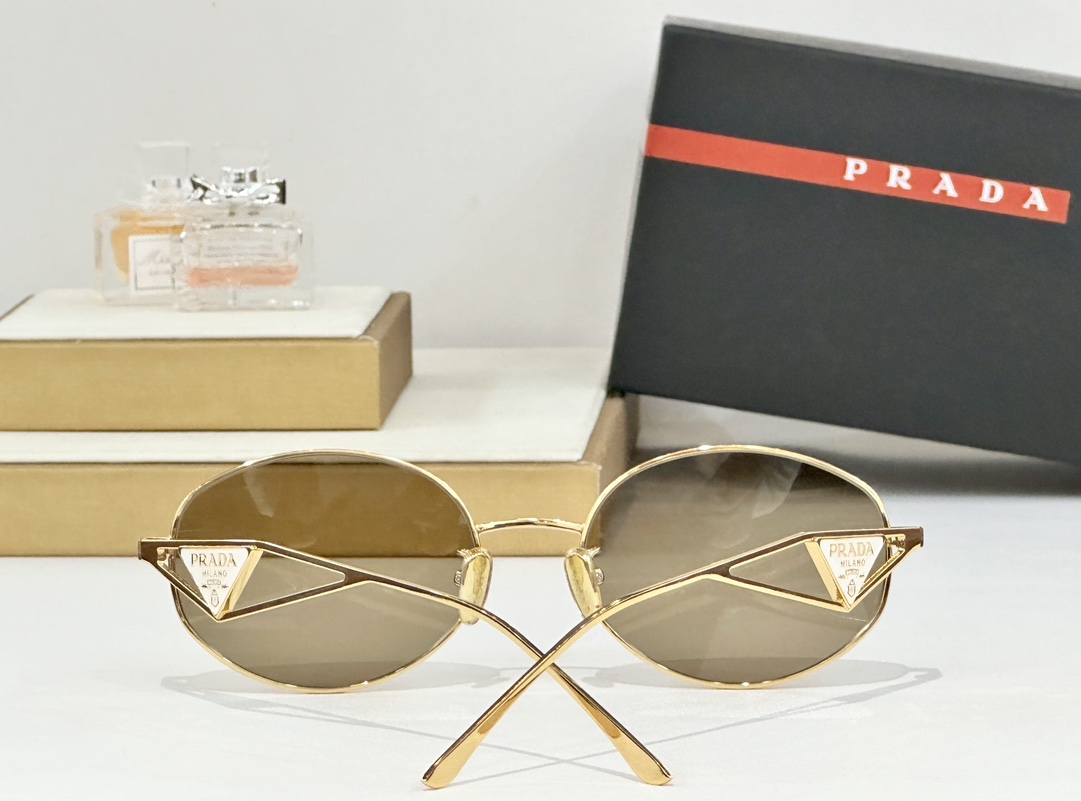  Prada 
MOD：SPR60Y 
size 57口18−140
