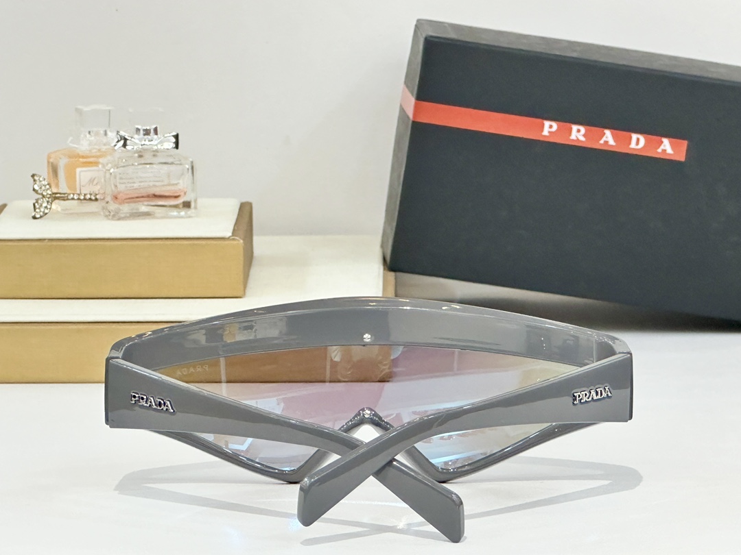 。PRADA
MOD：SPR B20S
Size：138口0 130
