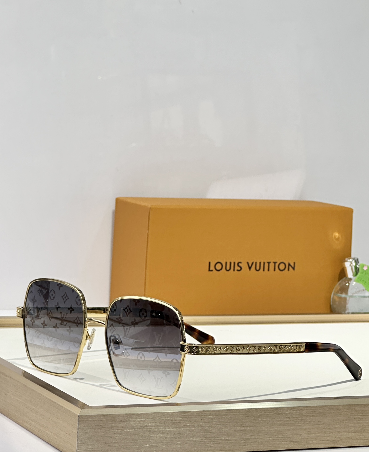  LOUIS VUITTO*
MODELZ2955U
SIZE56口19-145
