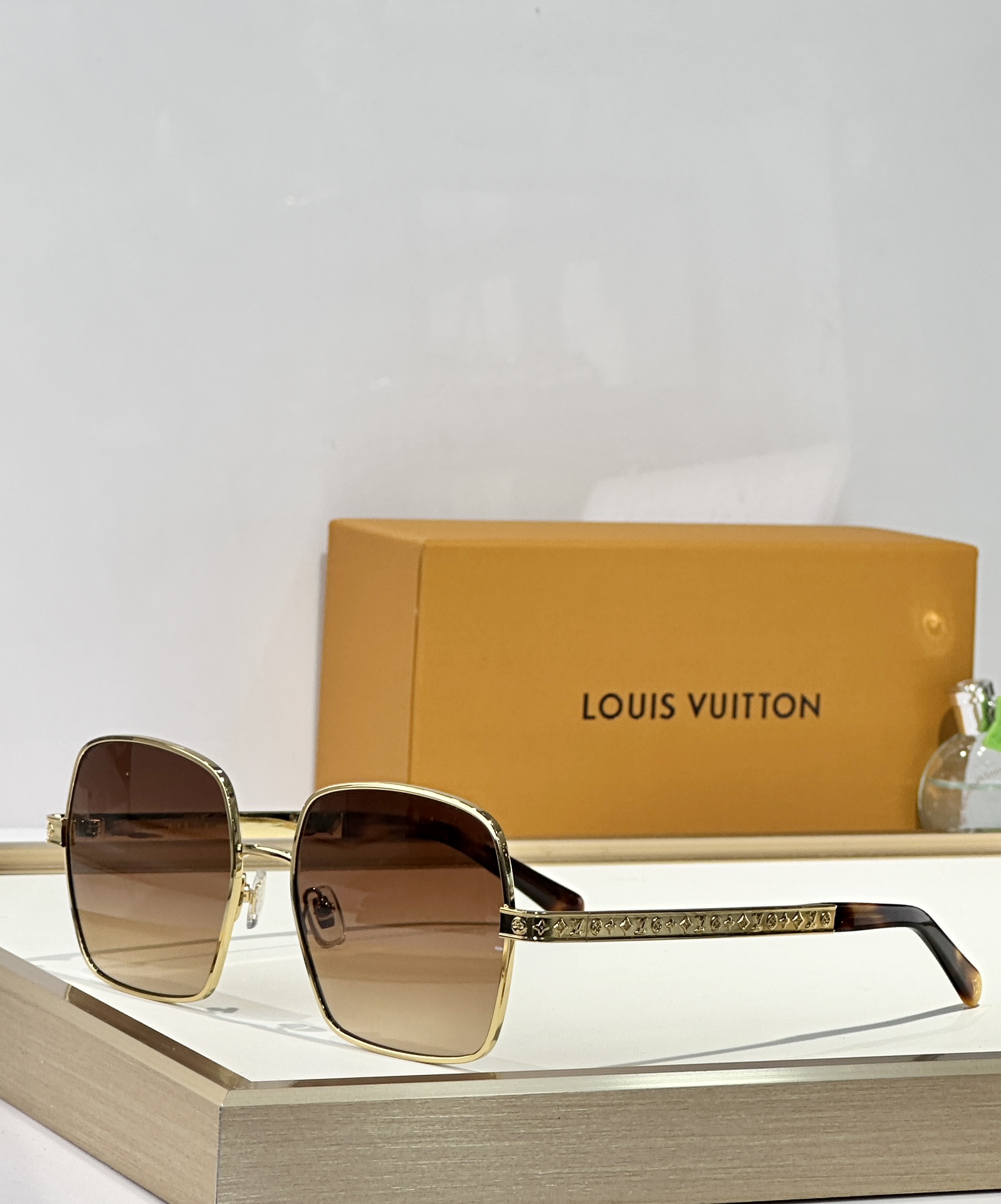  LOUIS VUITTO*
MODELZ2955U
SIZE56口19-145
