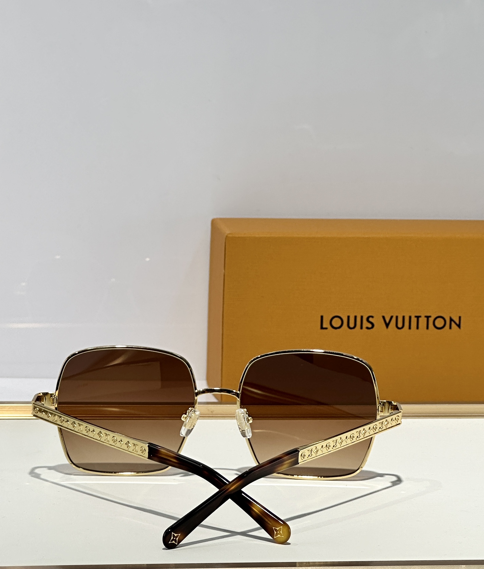  LOUIS VUITTO*
MODELZ2955U
SIZE56口19-145
