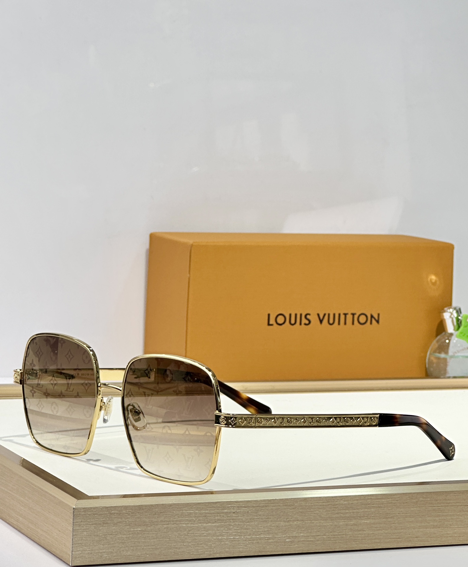  LOUIS VUITTO*
MODELZ2955U
SIZE56口19-145
