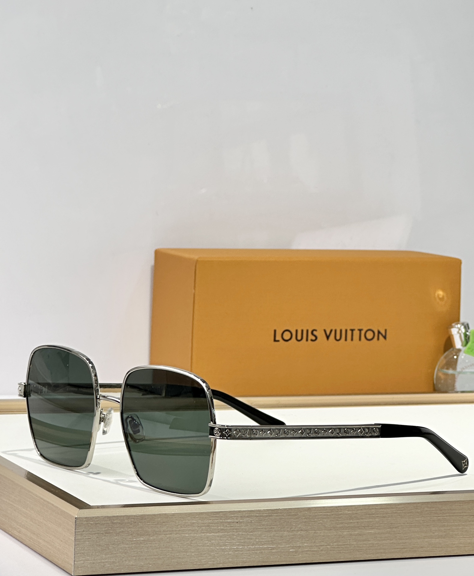  LOUIS VUITTO*
MODELZ2955U
SIZE56口19-145
