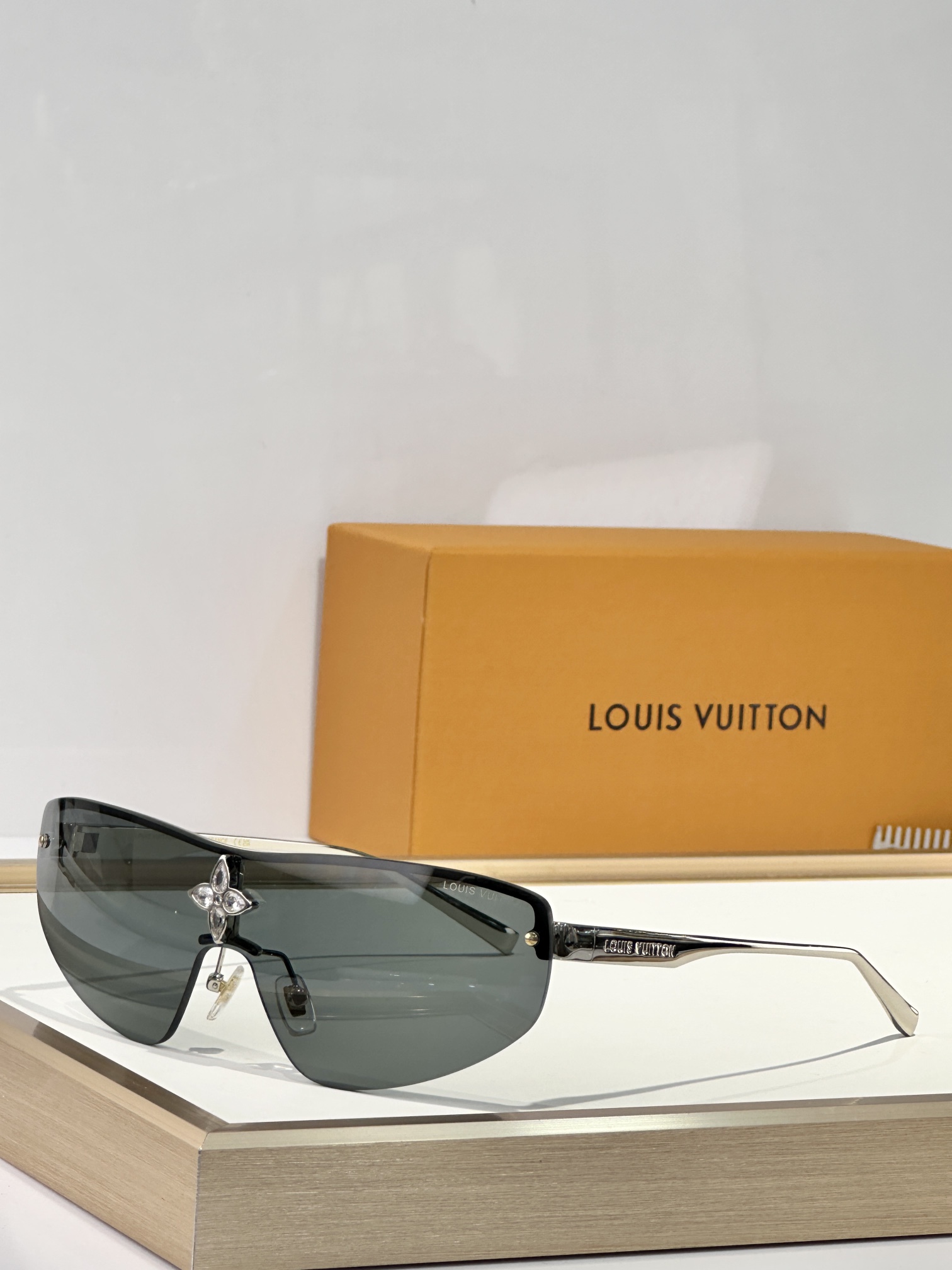  LOUIS VUITTO* 
MODEL：Z2064
SIZE：137口0-135
