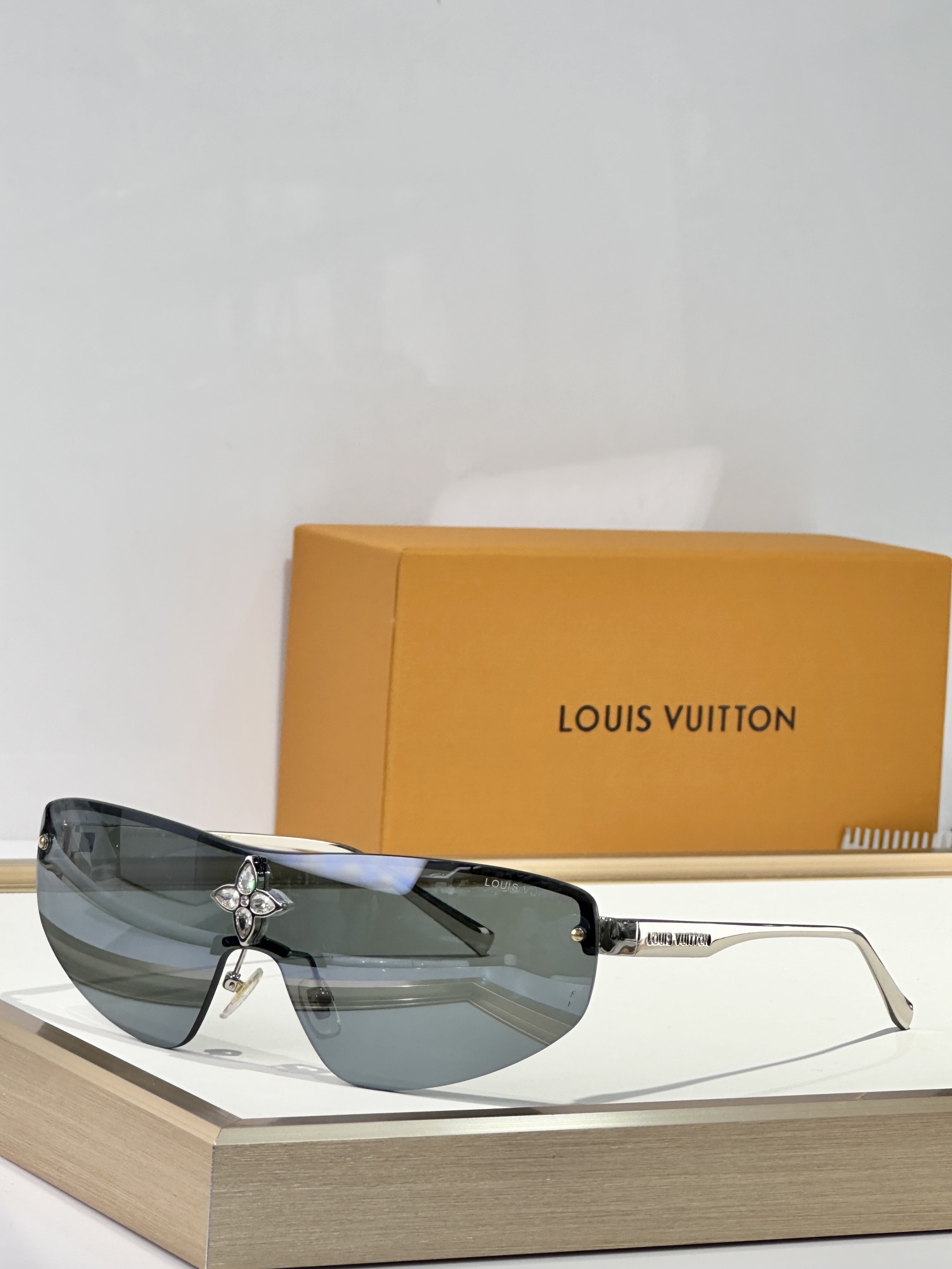  LOUIS VUITTO* 
MODEL：Z2064
SIZE：137口0-135
