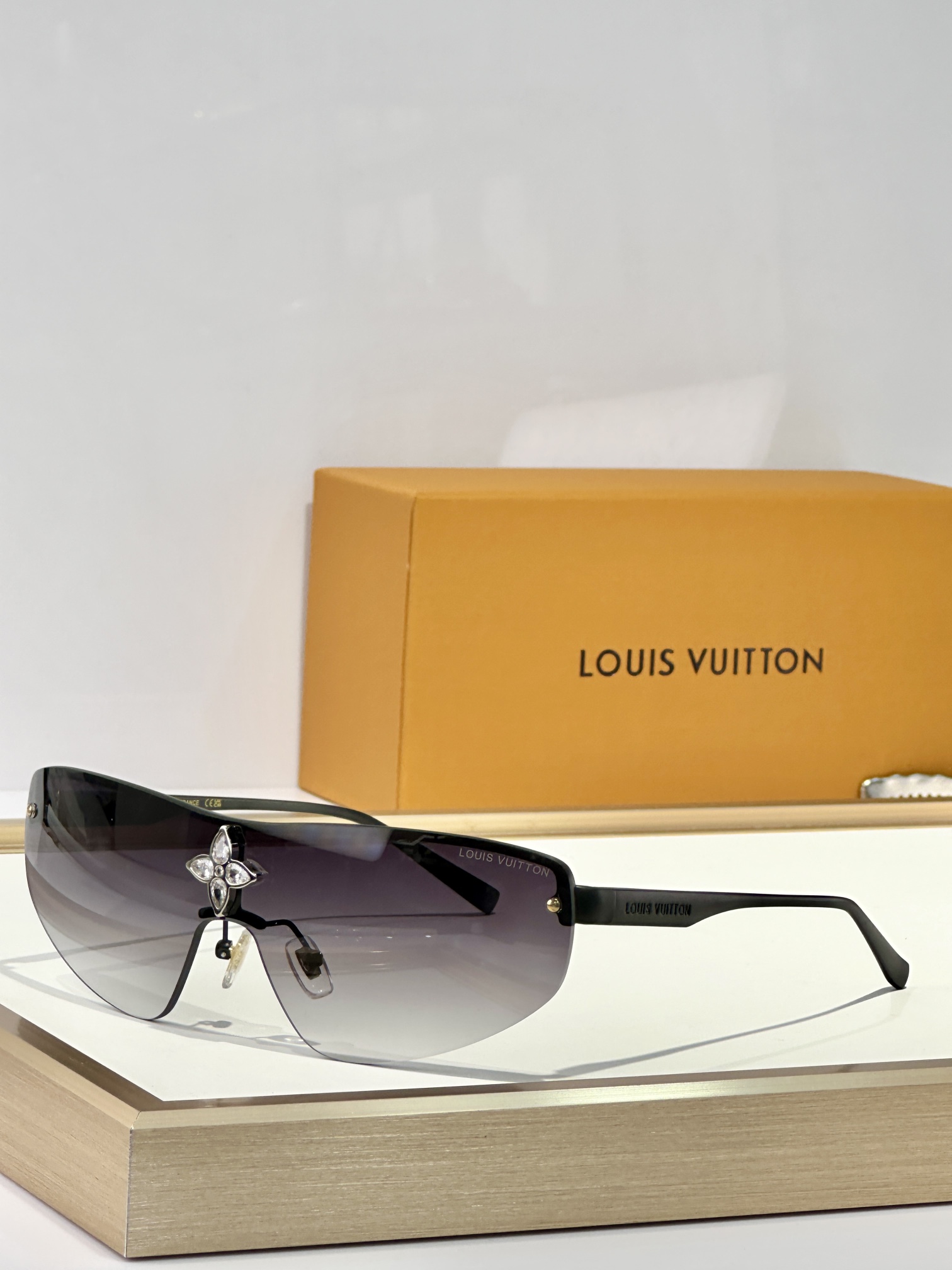  LOUIS VUITTO* 
MODEL：Z2064
SIZE：137口0-135
