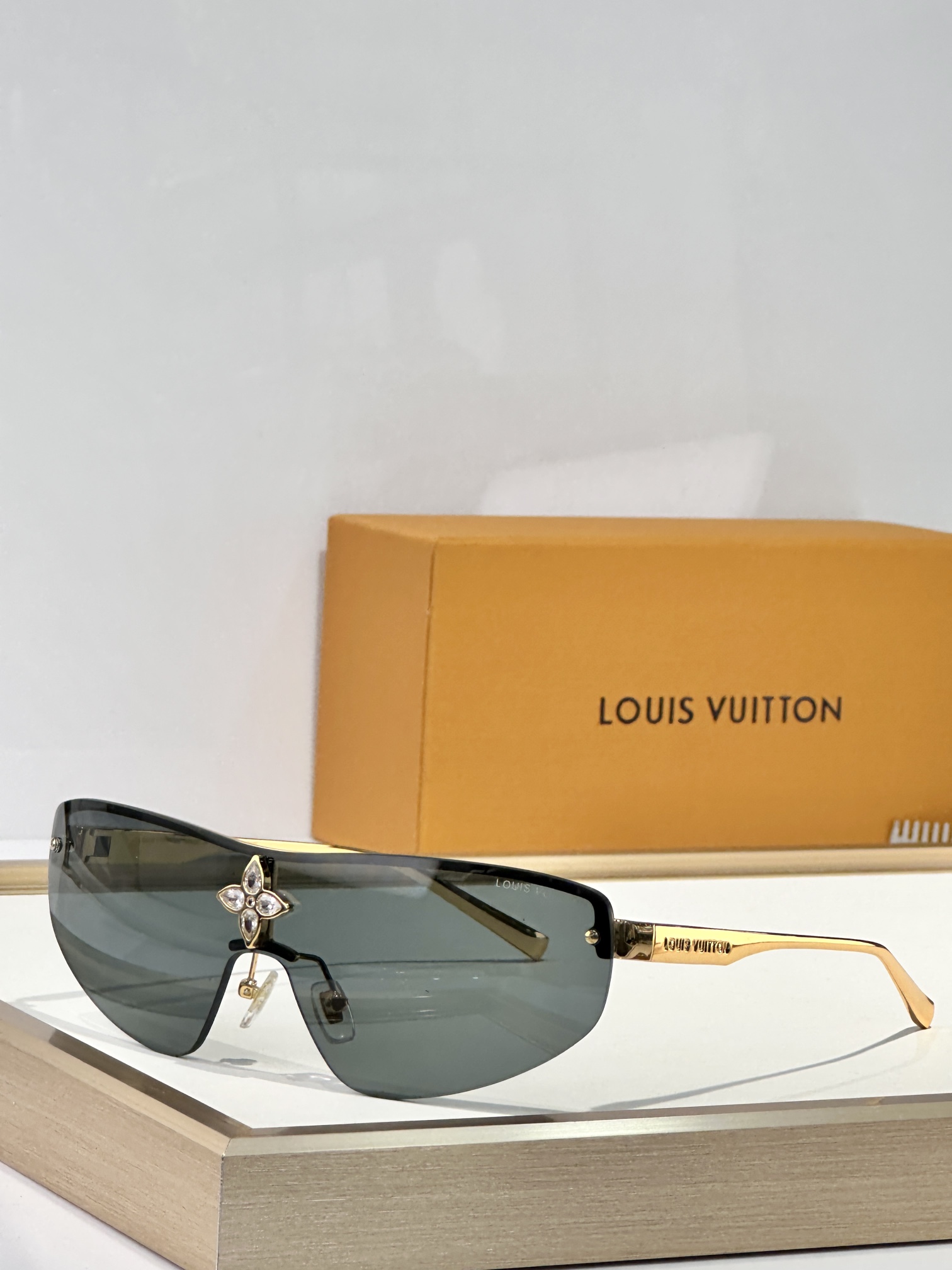  LOUIS VUITTO* 
MODEL：Z2064
SIZE：137口0-135
