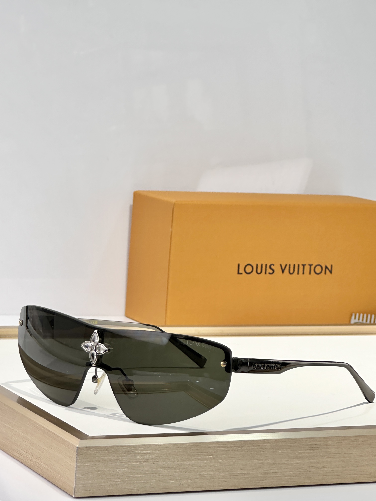  LOUIS VUITTO* 
MODEL：Z2064
SIZE：137口0-135
