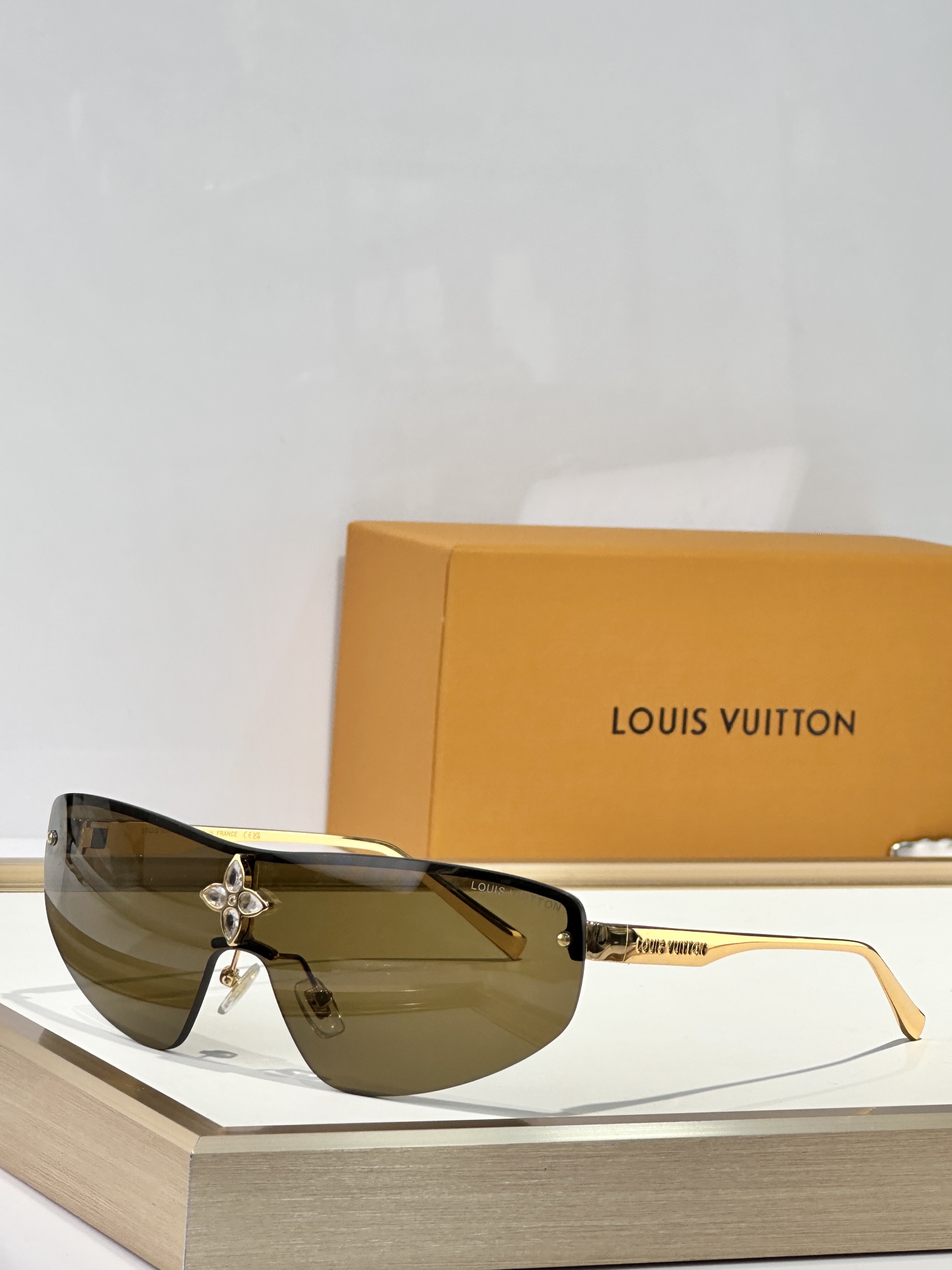  LOUIS VUITTO* 
MODEL：Z2064
SIZE：137口0-135
