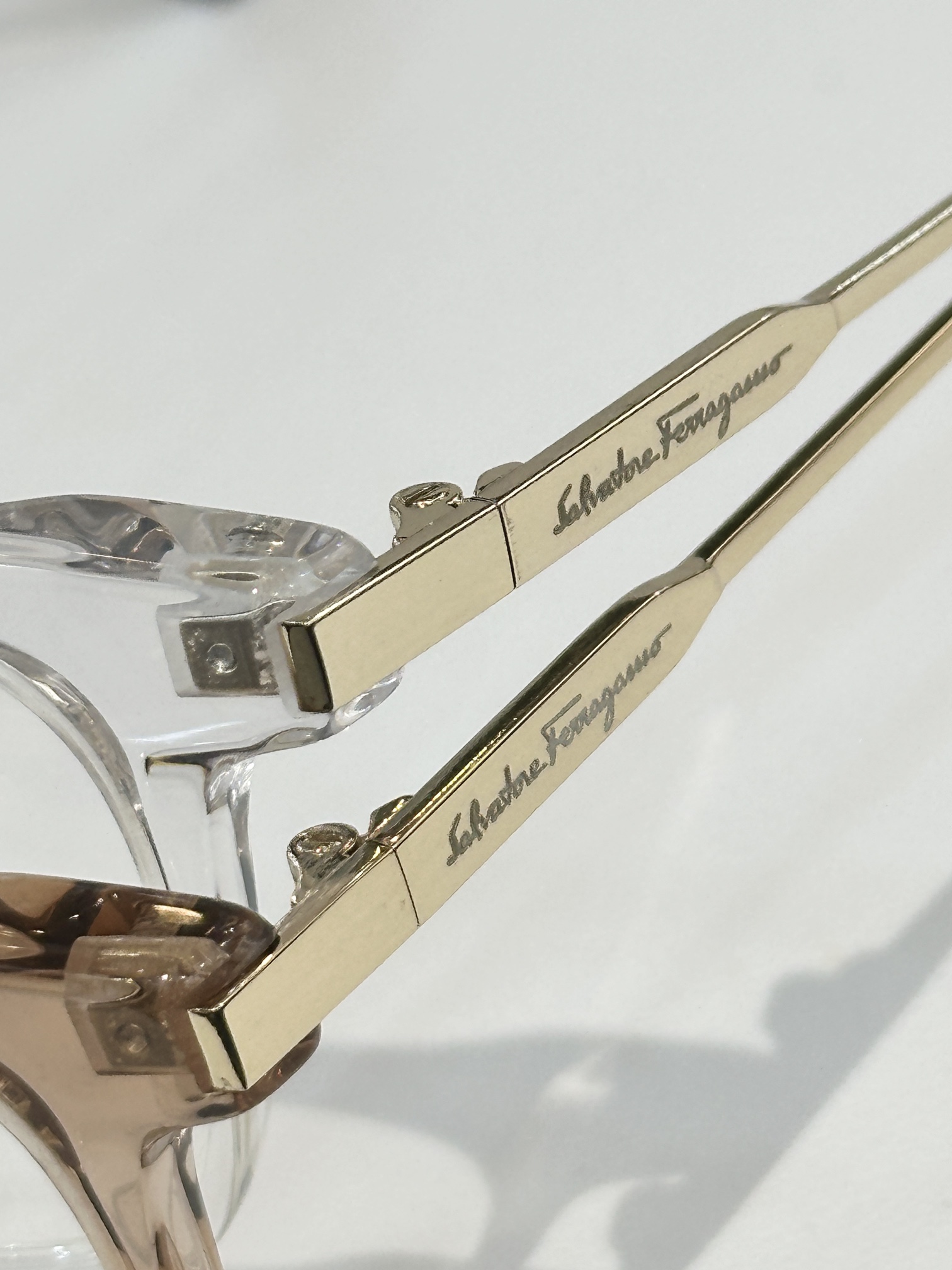  Ferragamo
MODEL：1586
SIZE：51口18-145
