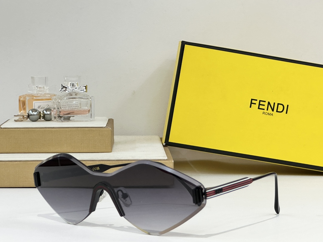  FENDI
MOD：FF0440/S
Size：145口0
