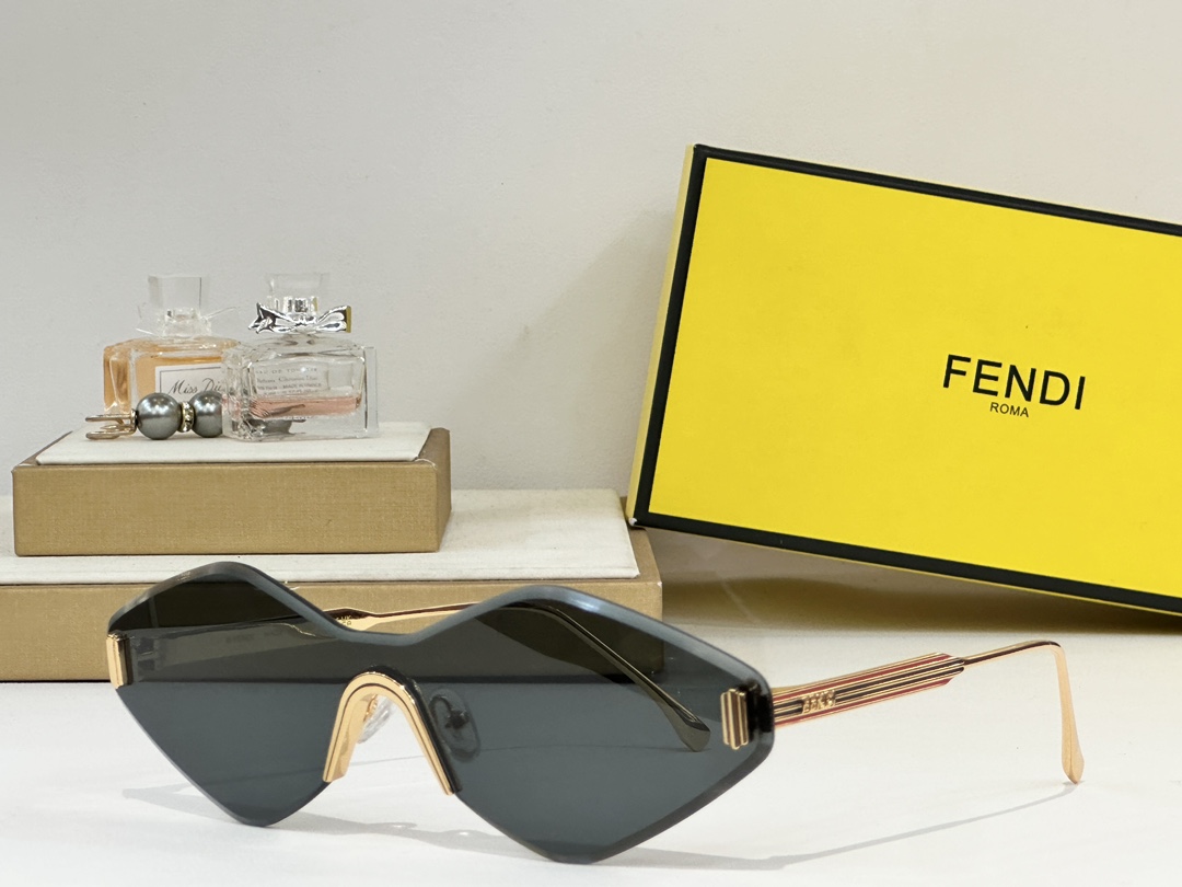  FENDI
MOD：FF0440/S
Size：145口0
