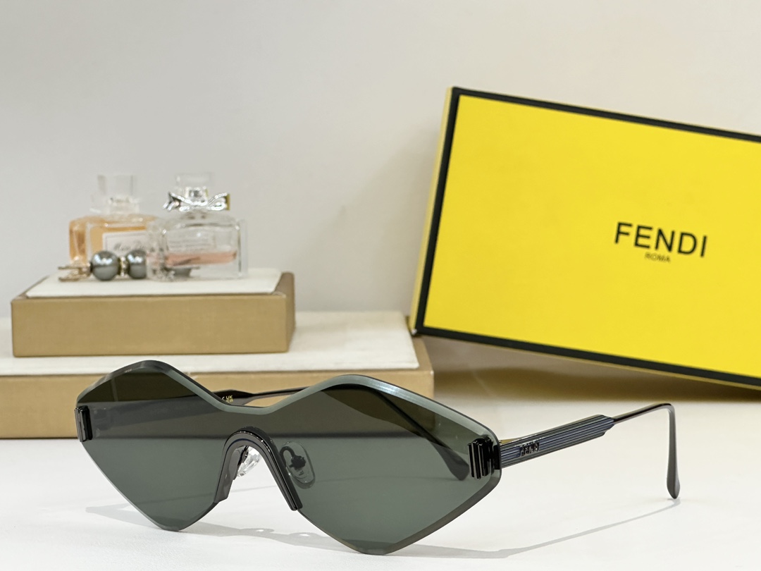  FENDI
MOD：FF0440/S
Size：145口0
