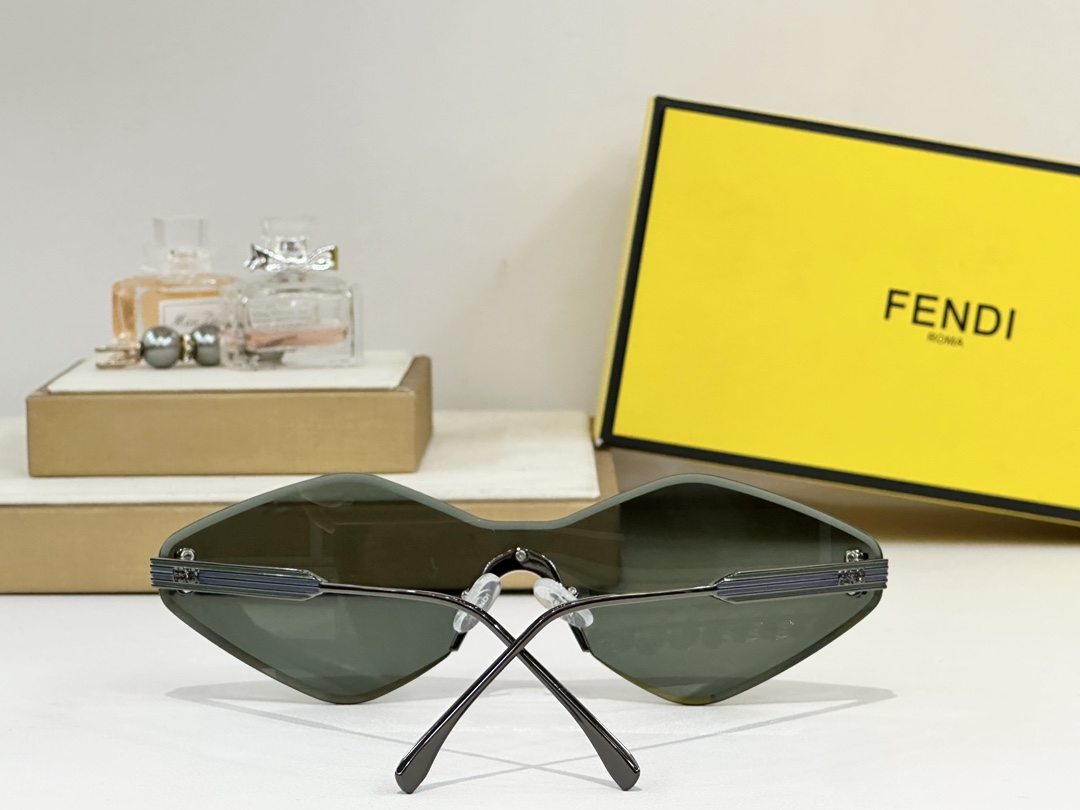  FENDI
MOD：FF0440/S
Size：145口0
