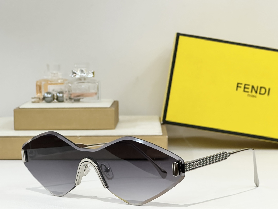 FENDI
MOD：FF0440/S
Size：145口0
