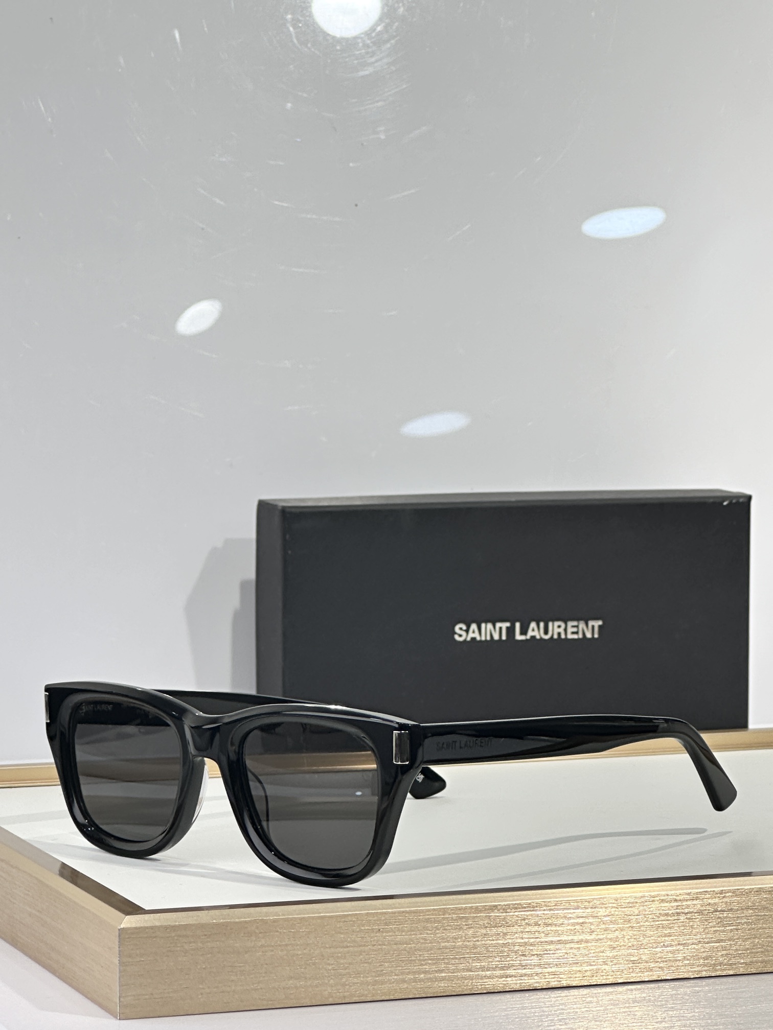 。Saint Lauren*
MOD：SL801
size：50口21-145

