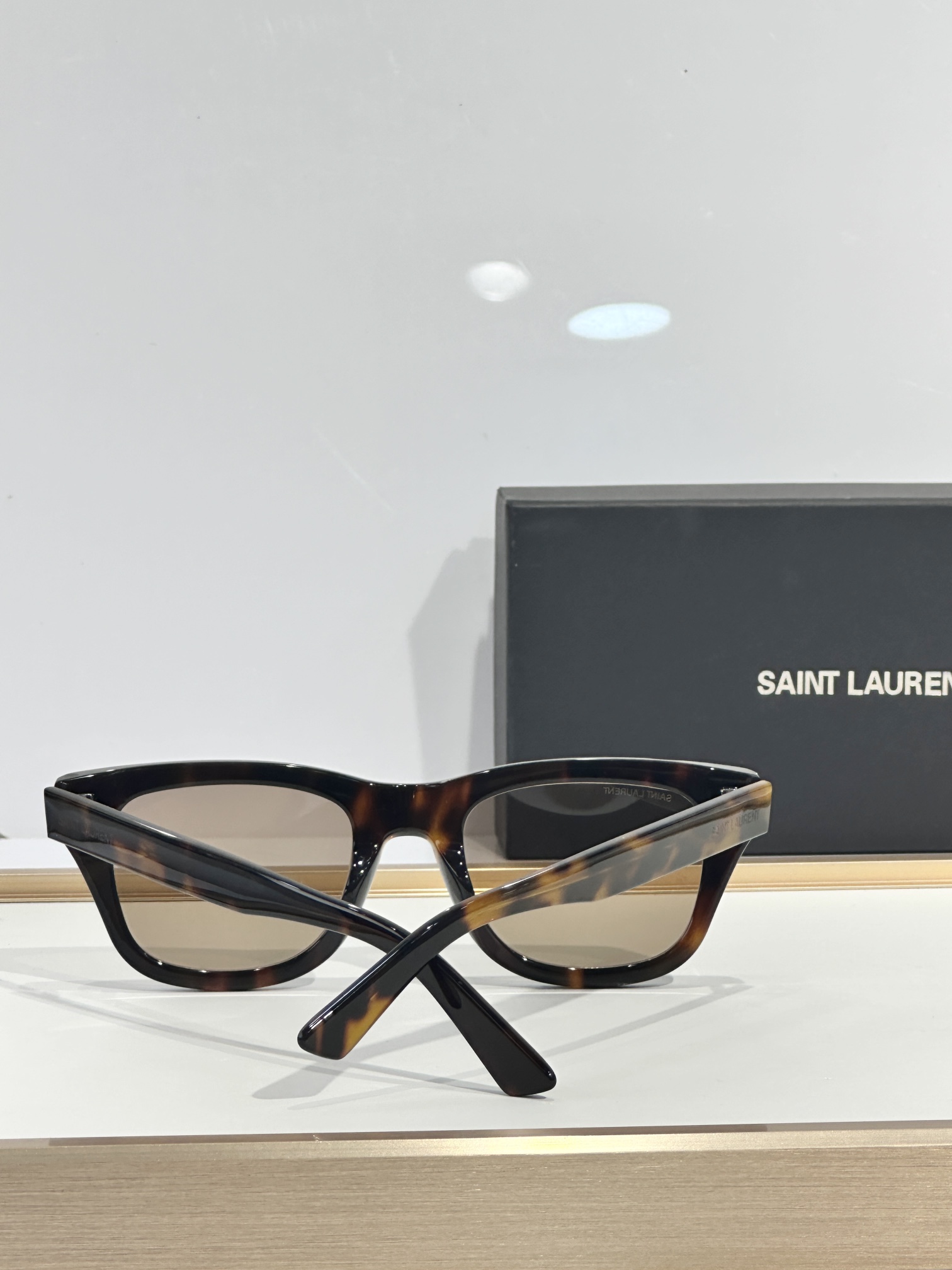 。Saint Lauren*
MOD：SL801
size：50口21-145

