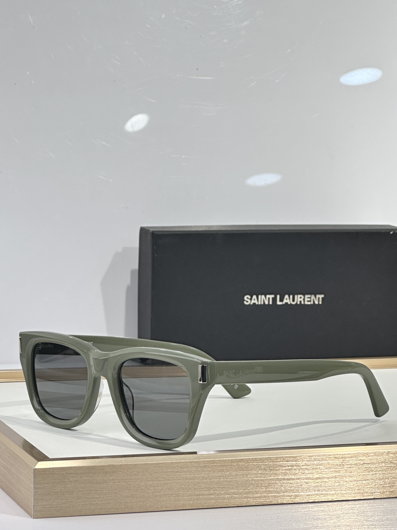 。Saint Lauren*
MOD：SL801
size：50口21-145

