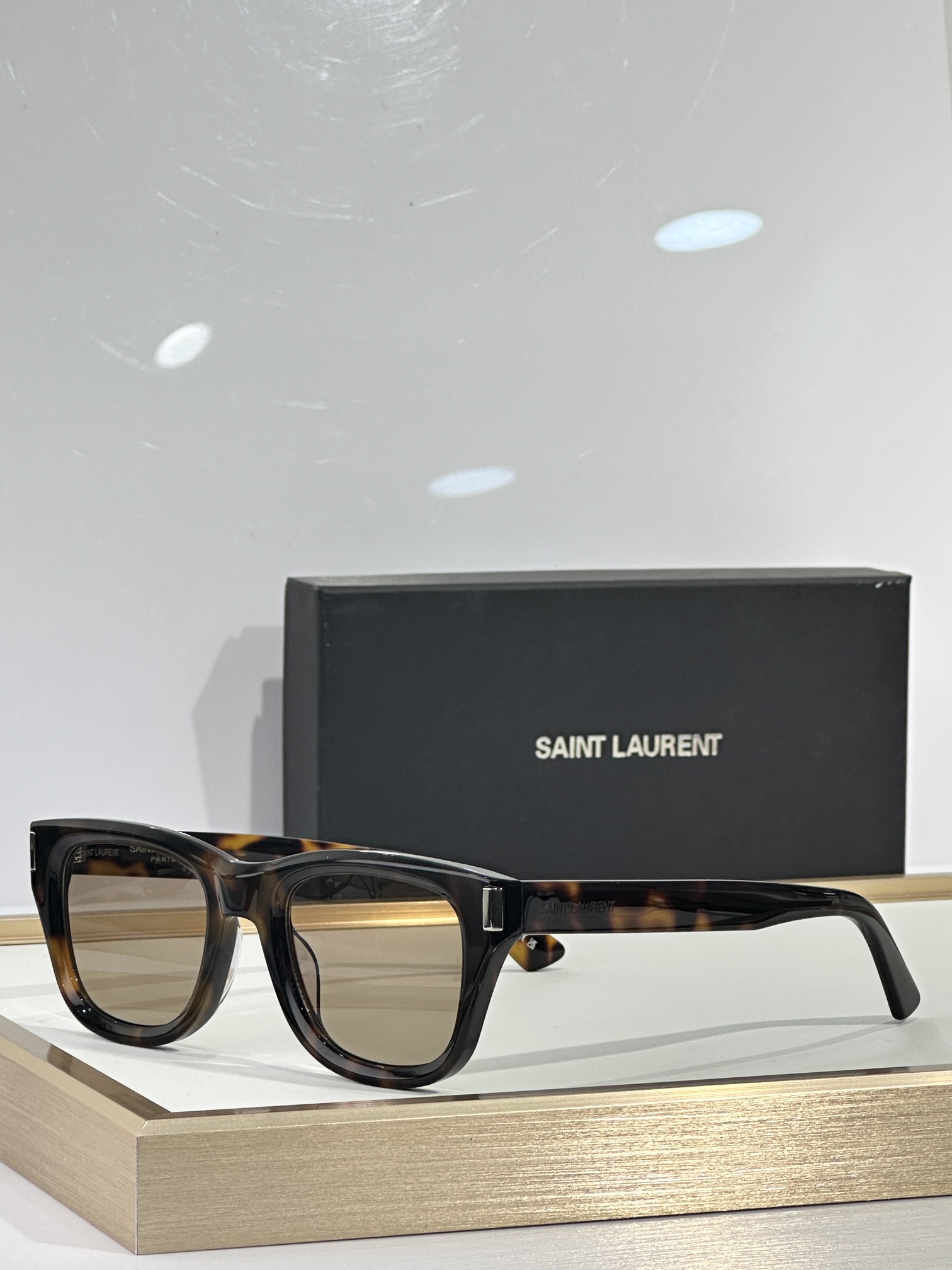 。Saint Lauren*
MOD：SL801
size：50口21-145

